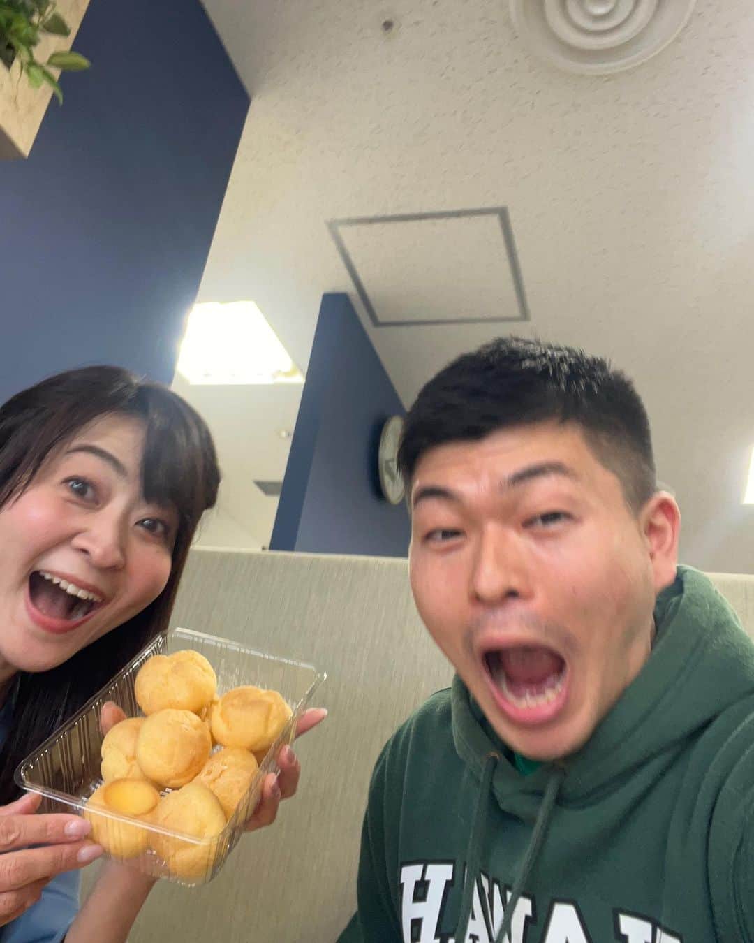 多胡安那のインスタグラム：「けさは鈴木予報士 @yu_suzuki.tenki がシュークリームを買ってきてくれました。 ありがとー！！ それにしても、連写での撮影になれません。 何十枚も撮れているのに、ほぼブレブレ。  #気象予報士 #けさのスズタゴ #連写で撮影 #ブレてない写真はほとんどない」