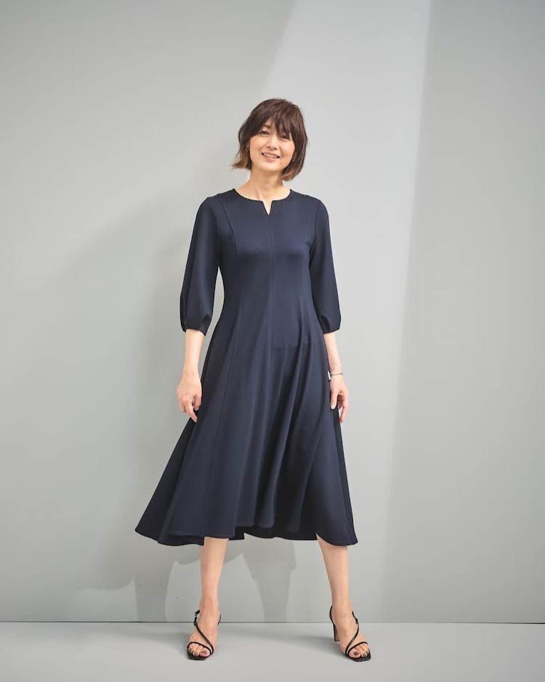 のインスタグラム：「「Leilian by Tomioka Yoshiko」がデビューいたしました！ 本日、3月1日より全国のレリアンの店舗で販売が開始されます。 この春のテーマは、「大人の新しいオンスタイル」です。 ビジネスシーンからセレモニーなど改まった場に安心して着られる服。子育てとモデル業を両立してきた私の経験から生まれた「こんな服があれば！」をかたちに心を込めて作りました。  ※日本の匠素材を用いたドレーピーでエレガントなジャージワンピースのみエクラプレミアム（カラーはネイビーのみ）でお取り扱いがございます。 （レリアンでは、チャコールグレーもご用意しております）  レリアンらしい質の良い素材と着心地。 皆さまの人生の大切なシーンにお役に立てたら幸いです♡」