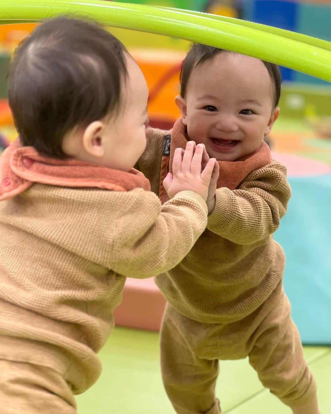 越智千恵子のインスタグラム：「千ちゃん9ヶ月！はじめてのランドは大好きなミッキー＆ミニーとの生対面にドキドキ。はじめてのプールは水を怖がる様子もなく大はしゃぎ！様々なデビューを一緒に楽しく迎える事ができました。今度は何デビューできるかな🥳  #キドキド#ディズニーランド#ミッキー#ミニー#リゾナーレ八ヶ岳#プール#9ヶ月」