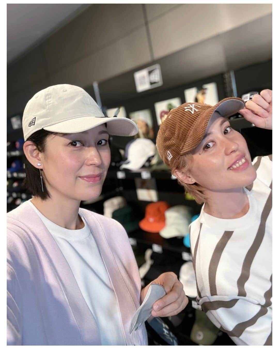 大山未希のインスタグラム：「🧢  NEW ERA®  FALL & WINTER 2023 EXHIBITION  秋冬で私のおすすめは【トラッパー】 （写真なくてすみません💦） ※ストーリーズに写真載せました とってもあったかいです😚  今回もハンドボールのトップ選手たちと偶然同じ時間🤣 私が小さく見えるね😚  #newerajapan #帽子好き #大山姉妹 #ハンドボール ↓」