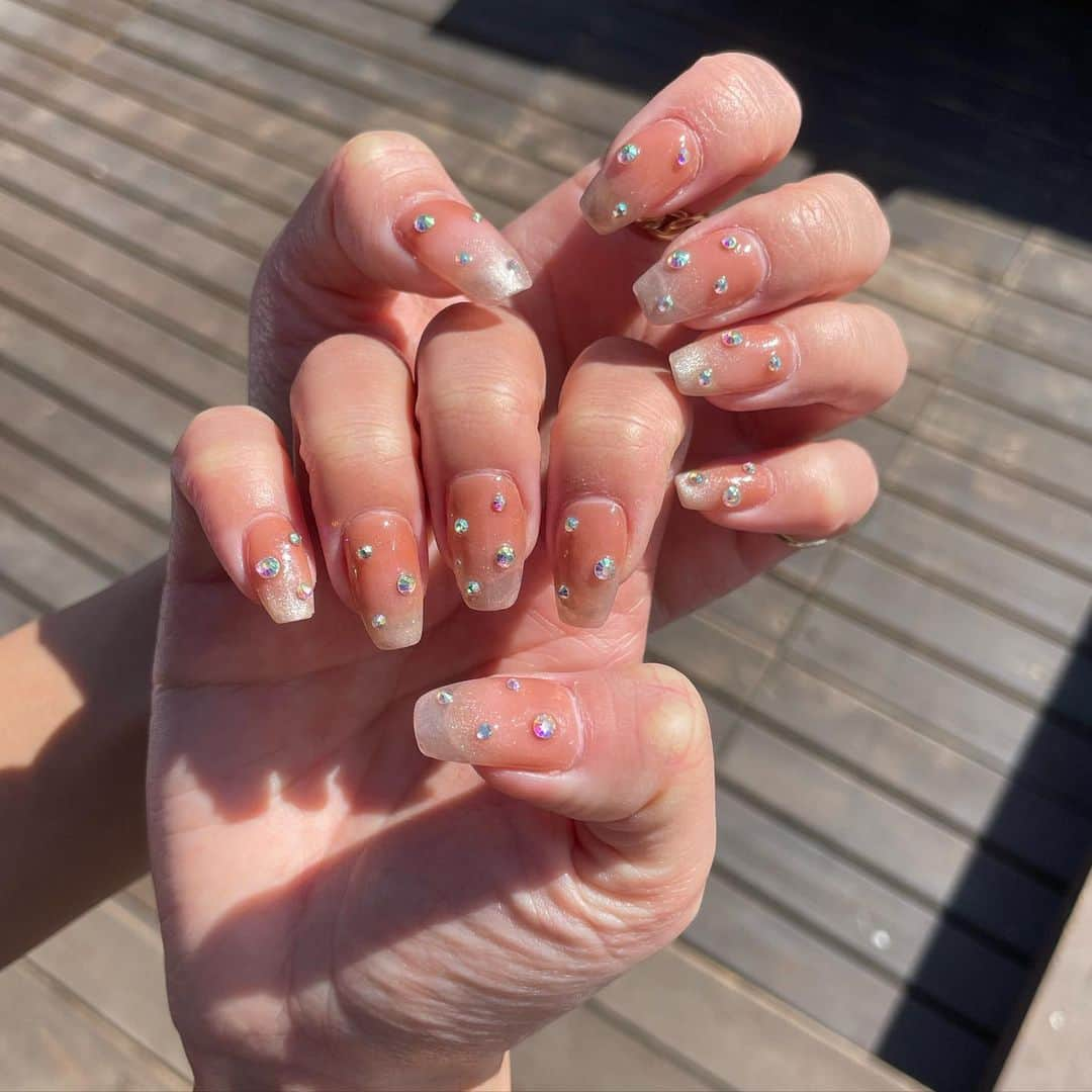 MARSEさんのインスタグラム写真 - (MARSEInstagram)「♡  New Nails💅🏾  色をアイシャドウで塗るってtiktokで見て、ベービーブーマーにしたかったんだけど、色のチョイスミス🤦🏾‍♀️  自分的に可愛くなくて、オーロラストーン置いたら可愛くなったので良し🙆🏾‍♀️💖  #nails#aurora#stone#selfnail#eyeshadownails#セルフネイル#オーロラストーン#ジェルネイル#アイシャドウネイル#綺麗目ネイル」3月1日 10時44分 - marse_1105