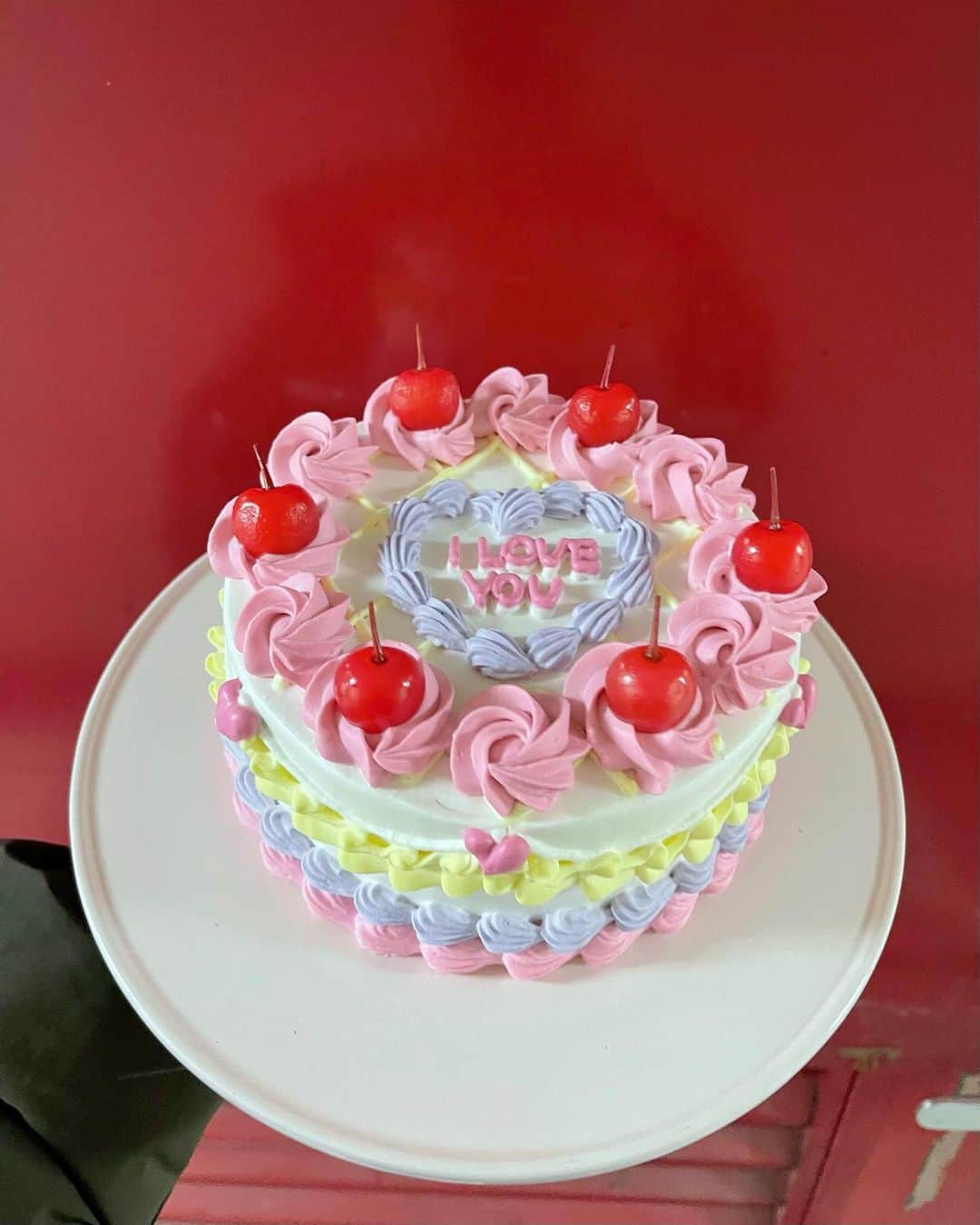 本橋優華さんのインスタグラム写真 - (本橋優華Instagram)「フェイク？リアル？ 大好きなフェイクスイーツMarianneのアイテムを本物の食べれるケーキにしちゃいました♡  見ているだけで幸せだけど、苺のケーキでめちゃ美味しい♡ ぜひプレゼントにも♡  #cake#cakewith#marianne#custommade#birthdaycake#センイルケーキ#オリジナルケーキ#ホイップクリーム#ショートケーキ#🎂」3月1日 10時47分 - uk_jp