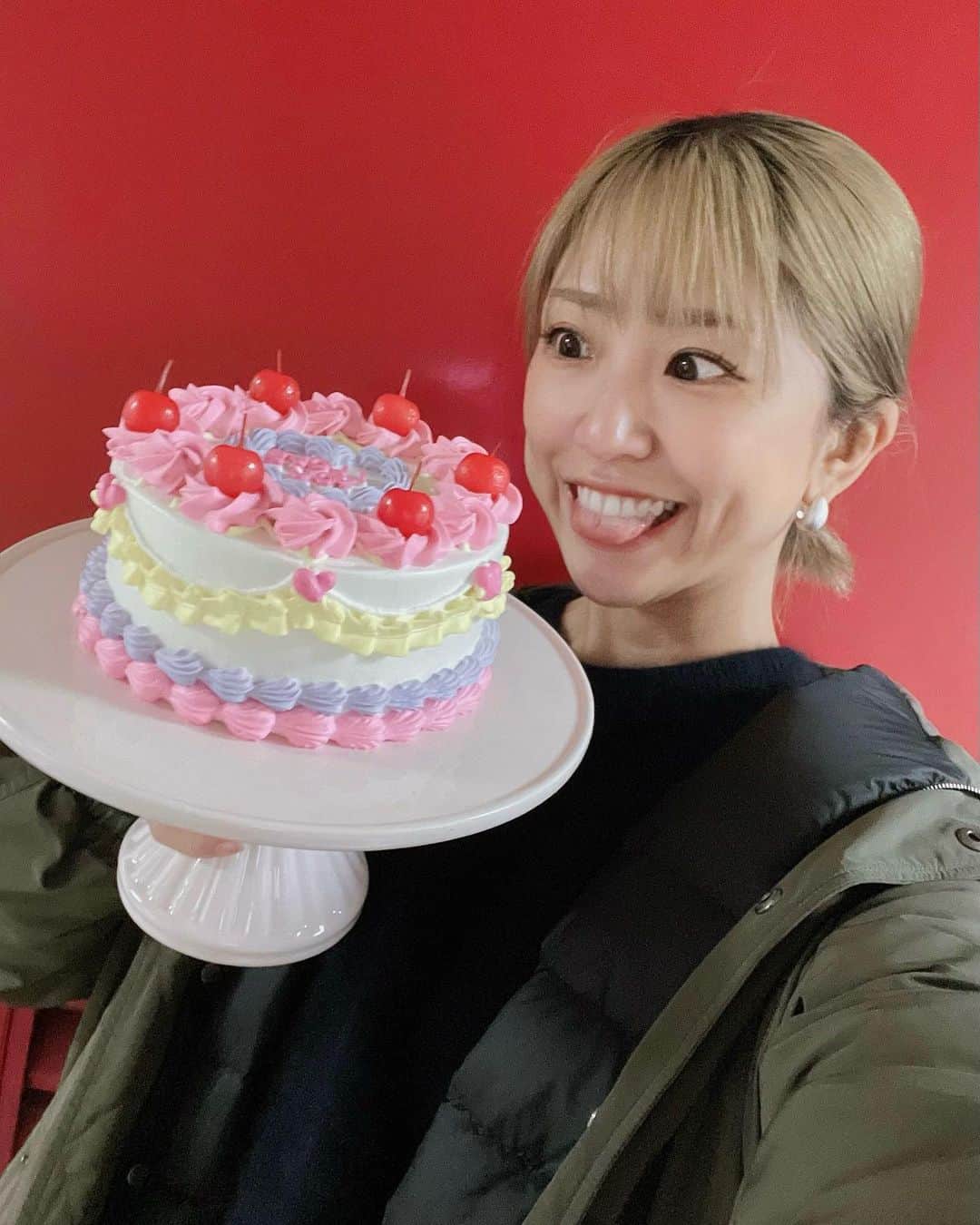 本橋優華のインスタグラム：「フェイク？リアル？ 大好きなフェイクスイーツMarianneのアイテムを本物の食べれるケーキにしちゃいました♡  見ているだけで幸せだけど、苺のケーキでめちゃ美味しい♡ ぜひプレゼントにも♡  #cake#cakewith#marianne#custommade#birthdaycake#センイルケーキ#オリジナルケーキ#ホイップクリーム#ショートケーキ#🎂」