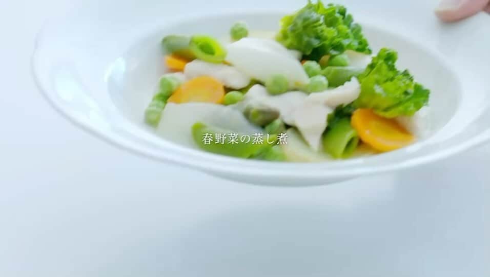 渡辺有子のインスタグラム：「クリンスイのサイトで、春野菜の蒸し煮レシピを公開しています。水が野菜をおいしくしてくれるシンプルなレシピ。春野菜がたっぷり食べられます。ぜひ、つくってみてください。  @cleansui_knows  @haruhamiru」