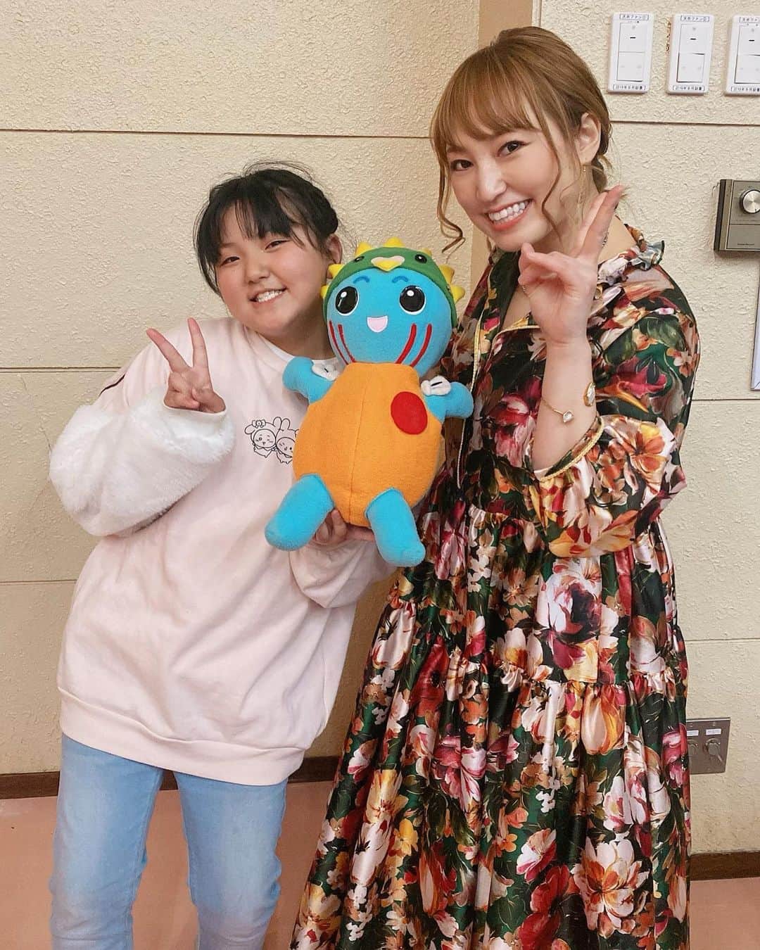 のインスタグラム：「※画像3枚目音が出ます📣 (舞灯雄武2018の動画一部)  雄武町のよさこいチーム「舞灯雄武(マイライトおうむ)」さんの 2018年度、2019年度の楽曲を歌わせて頂いておりまして そのご縁で5年ぶりに雄武町で歌ってきました。(2023年2月25日)  開場前、舞灯雄武さんのリハーサルで 自分の声が乗った舞灯雄武さんの曲を 大きな会場、大音量で約5年ぶりに耳にしました。  その曲に合わせて メンバーのみんなが 心から楽しそうに踊っている その光景をみて胸がいっぱいになってしまいました🥹😭  迷いながらもなんとか前を向いて過ごしてきたこの5年間。  そうこうしている間にも  この曲で楽しく踊っている方たちがいて、踊りをみて元気をもらっているお客さんがいて  こうやって私の知らないところで この楽曲は生き続けているんだよな  って思うと、 ありがたい気持ちになってね🥹  他にも3組のヨサコイチームの方が演舞を披露。 皆さん本当に素晴らしかった！  ヨサコイのパワーってすごいよね。 みんなの楽しいー！！！っていうパワーで こちらまで元気になる感じ。  素敵な皆様と 関わらせてもらえて本当にありがたいね。 心から感謝しています。  代表の関岡さん 舞灯雄武のメンバーの皆様、ありがとうございました✨  そして5年ぶりにゆめちゃんにも会えた😆  5年前、はじめて会ったときから 人懐っこくて可愛くて  あれからどうしてるのかな って気になってたから 再会できてとても嬉しかった✨  ゆめちゃんが打ち明けてくれた将来の夢、 絶対叶えてほしいな😊  ちなみに 私とゆめちゃんが持っているこちらのぬいぐるみは  雄武町公認キャラクターの「いくらすじ子」ちゃん。   「いくらすじ子」は 雄武町（おうむちょう）の川でうまれた鮭の稚魚です。  稚魚なのでおなかに「さいのう」という袋がついています。  オウム（鳥）の帽子をかぶり、雄武町（おうむちょう）をPRしています。 ※雄武町公式HPから引用。  いくらすじ子ちゃん、可愛い😊✨  ステージの写真は 雄武町観光協会　三浦さんに撮影いただきました！ また素敵な貝のプレゼントまで✨ 貝殻のアクセサリー、めちゃくちゃ可愛い🐚 @oumu_kanko   また雄武町に行けるといいな✨ ありがとうございました😊  #雄武町 #雄武町観光協会 #舞灯雄武 #流氷 #いくらすじ子 #熊 #道中の鹿 #鹿」