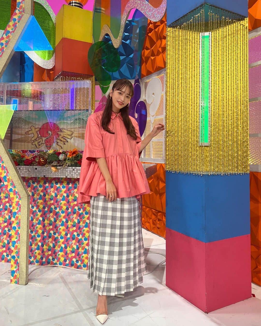 近藤千尋のインスタグラム：「おはようございます🌞  明日はテレビ東京『ナゼそこ？』📺 お邪魔しております💕☺️ マネージャーさんが、 背が高く見えるように撮ってくれた🥰笑 #160cmコーデ   ユースケ・サンタマリアさんに 踊る大捜査線のお話もできたし (一番好きなドラマ🥺) たくさん美味しい試食も頂けて 楽しかったです💓☺️幸  衣装も少しずつ春めいて ピンクに目がいく〜🌷🌸🍡  #近藤千尋衣装  O.A.３／２ tops,skirt @forformo_official pierce @hemca_official shoes @gianvitorossi」