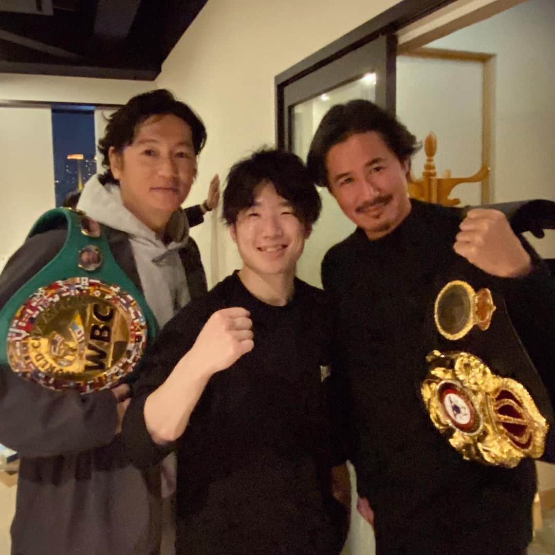 鈴木一真のインスタグラム：「Congrats on the World Champ!  WBA WBCライトフライ級世界統一王者 おめでとうございます🥊⚡️  #WBA #WBC #ChampionBelt #KenshiroTerachi #寺地拳四郎 #拳四朗」