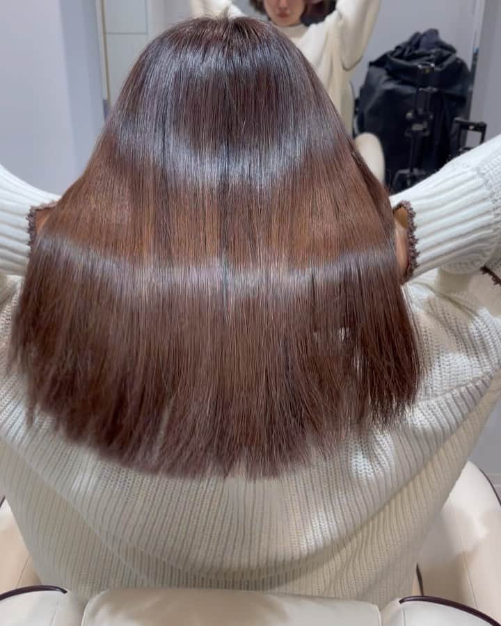 森ニーナのインスタグラム：「とぅるんとぅるん仕上がり🥹✨ 今回はお肌に透明感があるように見せてくれるパープルを入れてもらいました💜  完全個室なので、座ったまま寝ちゃったり、 ヘアカラーの時全顔丸出しになるの気にしなくて良いのが最高です。‥笑 透明感を意識したカラーって持ち悪いけどいつも長持ちするように色々考えてくれるから本当に有難い。🥺🙌  #INB銀座 予約はラインがしやすいかなと思いました！↓ @daiki_kuribayashi  #艶髪 #ヘアメンテ #ヘアカラー」