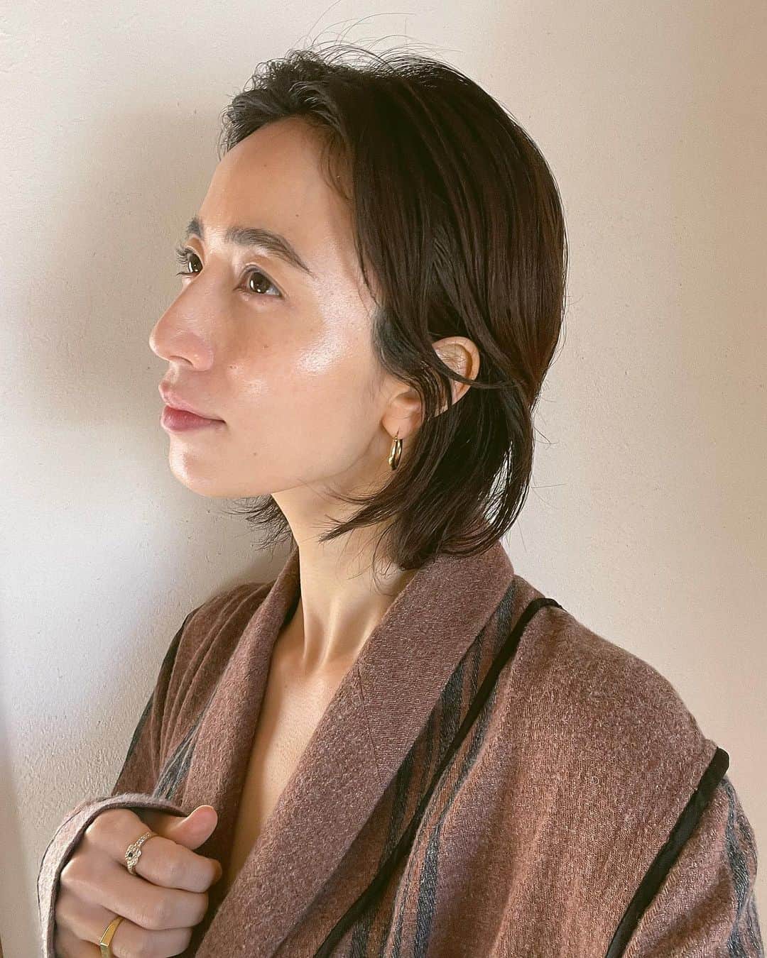 菊井亜希のインスタグラム：「美容オイルについて🧖🏻‍♀️  @cafine_official のorganic/veganマルチオイル使い始めて1週間。 夏場は基本オイル美容液は省くのですが、 冬場や極度の乾燥の時は、数滴 その時々のシーンで取り入れます。  cafineのオイルは、フランスのorganic認証を得る為、厳しい基準はクリアしたものの、できるだけ安価で提供したいという考えを優先して 認証を取得しない代わりに全成分の透明化を図り、微量成分も開示されているプロダクトです。  "食べるものも肌につける物も同じ様に安全であるべき"という開発者の方の想いに強く共感し、手に取るきっかけとなりました。  ナチュラルだけど、アンチエイヂングも叶えてくれる、ありがたい効能。 サラサラとしたオイルがすーっと伸びて、私好みの心地よい質感☺️※oilはサラサラが好き  初めて使った時に、いい予感しかなかったけど、 最近では乾燥知らず🫧 その直感、 大切にしたいと思っている💘  詳しくは、ブランドのSTORYを✔︎ 同じような悩みを持っている方、多いんじゃないかなぁ？💭  #cafine#カフィネ」