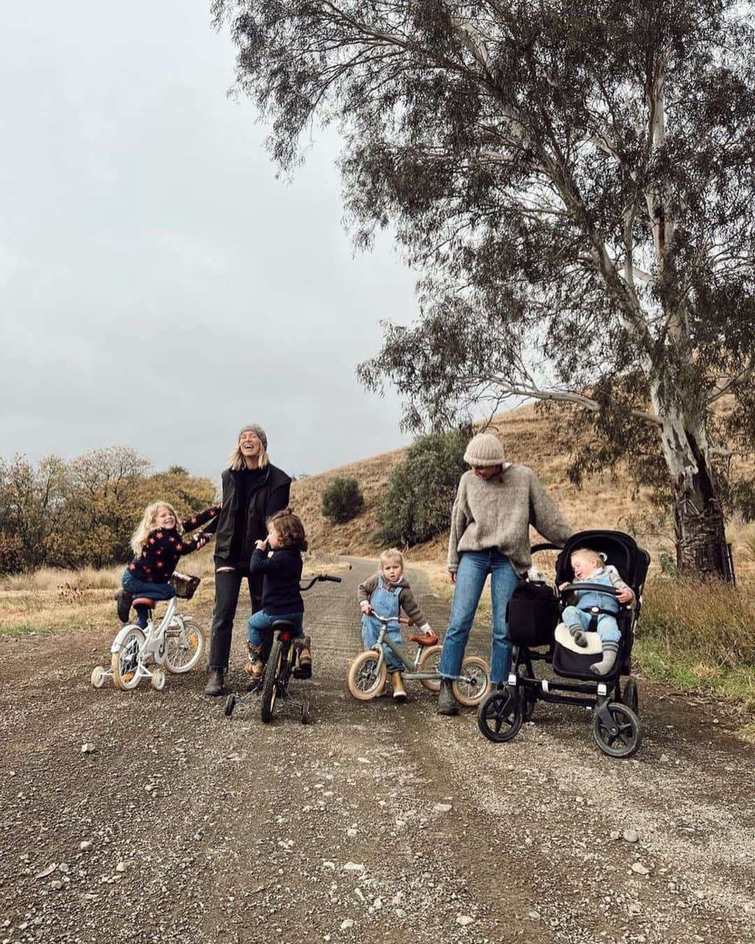 Toyota Australiaのインスタグラム：「Back when @mrsphoebeburgess escaped to the bush for a family adventure 🍃 along with her Toyota.  Think fresh air, watching sunrises, sausages on an open fire and playing with baby lambs 🐑🌤」