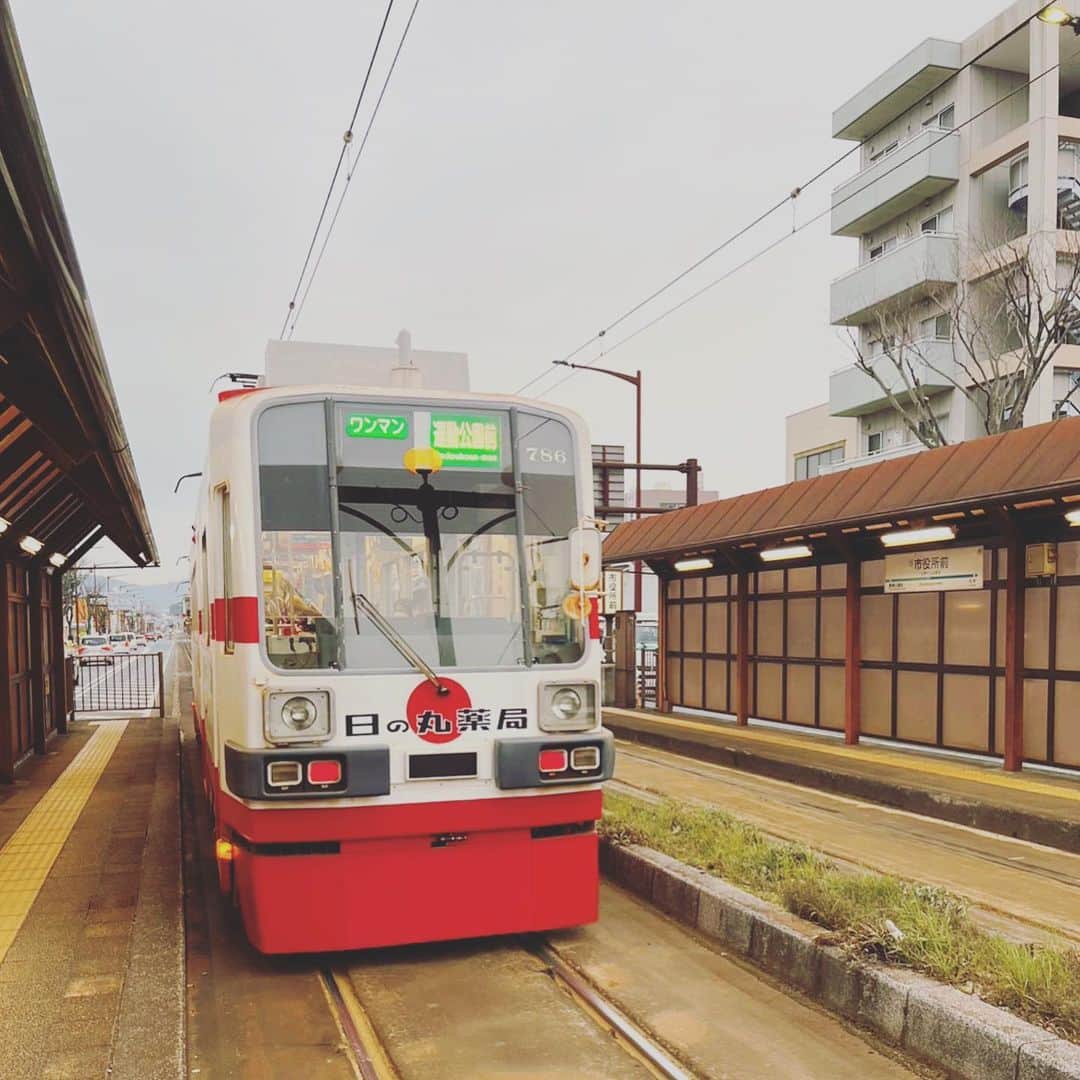 のインスタグラム：「路面電車を待つ 哀愁漂う背中。  #豊橋  #路面電車」