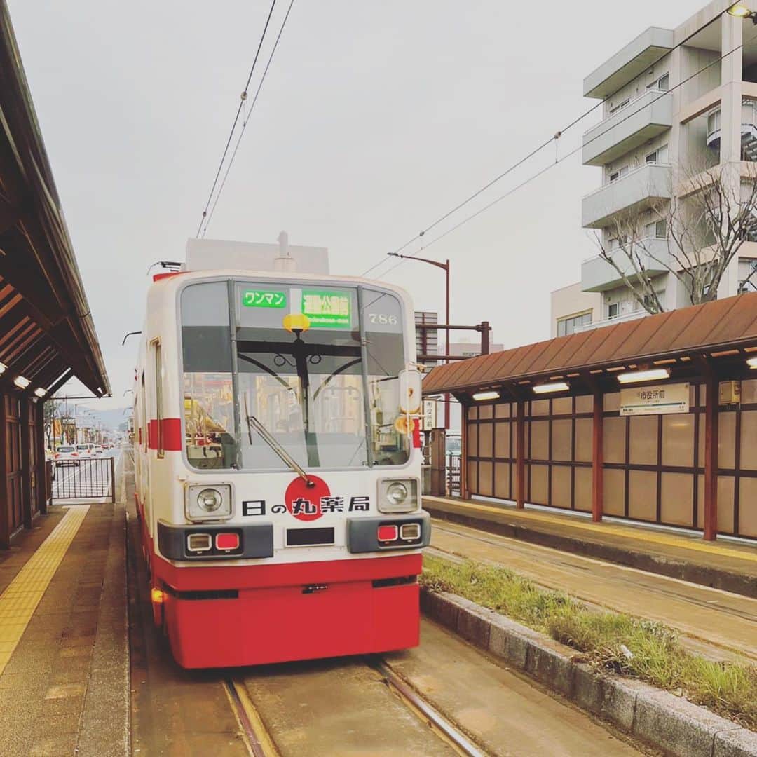 南壽あさ子さんのインスタグラム写真 - (南壽あさ子Instagram)「路面電車を待つ 哀愁漂う背中。  #豊橋  #路面電車」3月1日 12時21分 - nasuasaco