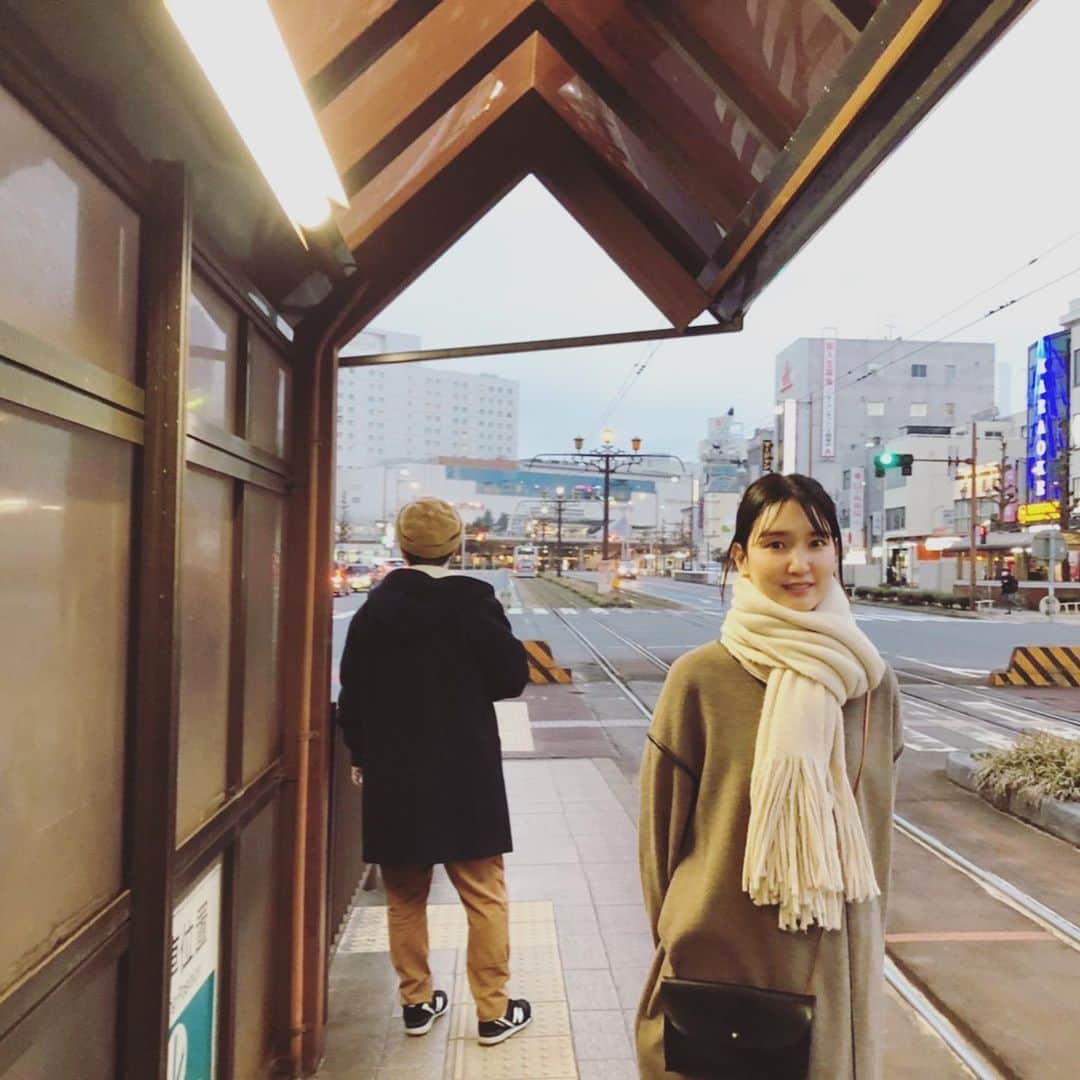 南壽あさ子さんのインスタグラム写真 - (南壽あさ子Instagram)「路面電車を待つ 哀愁漂う背中。  #豊橋  #路面電車」3月1日 12時21分 - nasuasaco