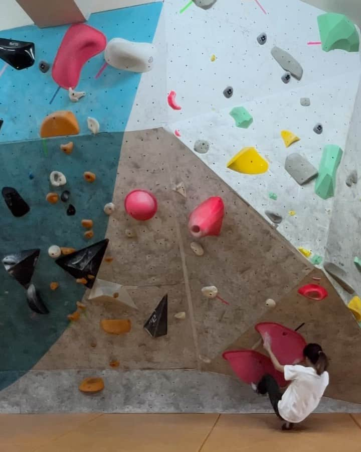 ホン・イン・リーのインスタグラム：「細細的找空間鑽，能省一點是一點力。 #bouldering #抱石 #攀岩 #ボルダリング　#ボルダリング好きな人と繋がりたい」