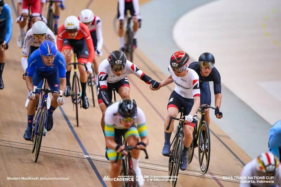 橋本英也さんのインスタグラム写真 - (橋本英也Instagram)「Finally ,I returned home 🛬. Track Nations Cup#1 in Jakarta is done   1st of Elimination 🏆️ 5th of Madison 🤝 8th of Team Pursuit 18th of Omnium  Thanks for all, mate!! Arigatoo!!  ジャカルタでのネイションズカップが終わり無事に帰国しています🛬  エリミネーション　優勝🏆️ マディソン　　　　5位 チームパシュート　8位 オムニアム　　　　18位  パリオリンピックへ繋がる大切なレースで結果を出すことができました。  みなさま本当にありがとうございました🥰🥰」3月1日 21時58分 - eiya_hashimoto