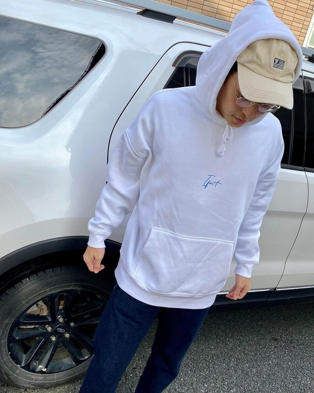 高畠佳介のインスタグラム：「@ifnt41 から最強パーカーきました！！！ 岩手はまだ少し寒い時が続きますが、、、これ一枚で暖かいし、可愛いし、最強です！！ これ着てリハビリも頑張ります。ありがとうイリヤ。 @illiya41   明日の3月2日までの限定商品もあるみたいなので、みなさんも、ぜひ明日までにチェックしてください！！！笑  僕は好きな色の白色にしました！！ XL着用しています！！！ 皆さんは何色？笑  @ifnt41  #teamifnt #パーカー」
