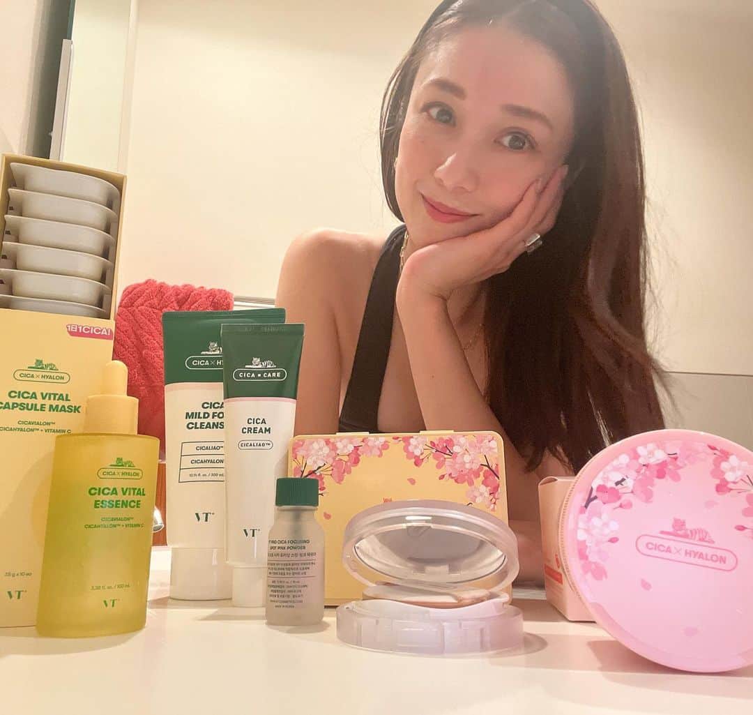 広瀬未花のインスタグラム：「CICAスキンケアで有名な韓国のスキンケアブランドVTの、 春の肌悩みに合わせてカスタマイズできるスプリングエディション-バイタルBOX-🌸  ( @vtcosmetics_japan  @vtcosmetics_official )  VTの人気アイテムが詰められたバイタルBOXがお得に試せるQoo10メガ割が、3月1日～3月12日まで開催中✨  -VTバイタルボックス-  ・シカバイタルマスク(スプリングエディション) ・シカバイタルエッセンス ・シカバイタルカプセルマスク ・CICAスキンフィットカバークッション ・CICAマイルドトナーパッド(スプリングエディション) ・CICAクリーム ・CICAマイルドフォームクレンザー ・プロCICAフォーカシングスポットピンクパウダー  こちらのスキンケア7種+ベースメイク1種、総8種類の商品を超特価値段でゲットできます😮  まさに今、花粉でお肌が大荒れだったので、VTのCICAシリーズで春の集中ケアをしたいと思います✨ 美肌効果だけでなく、鎮静効果もあるのがとても嬉しい。 特に、シカバイタルマスクとシカバイタルエッセンスはゴルフで日焼けした後のアフターケアにもピッタリ♪ VTさんのファンになってしまったよ😌❣️ メンズのスキンケアとしても良さそう！！  気になる方は、是非この機会に チェックしてみてね🌸  Qoo10メガ割で70％割引 20,040円👉5,990円♪ これはお得すぎる。  #Qoo10 #メガ割 #メガ割何買う #春 #桜 #スプリング #春コスメ #限定版 #VTスプリングエディション #スキンケア #1日1CICA #VTコスメ」