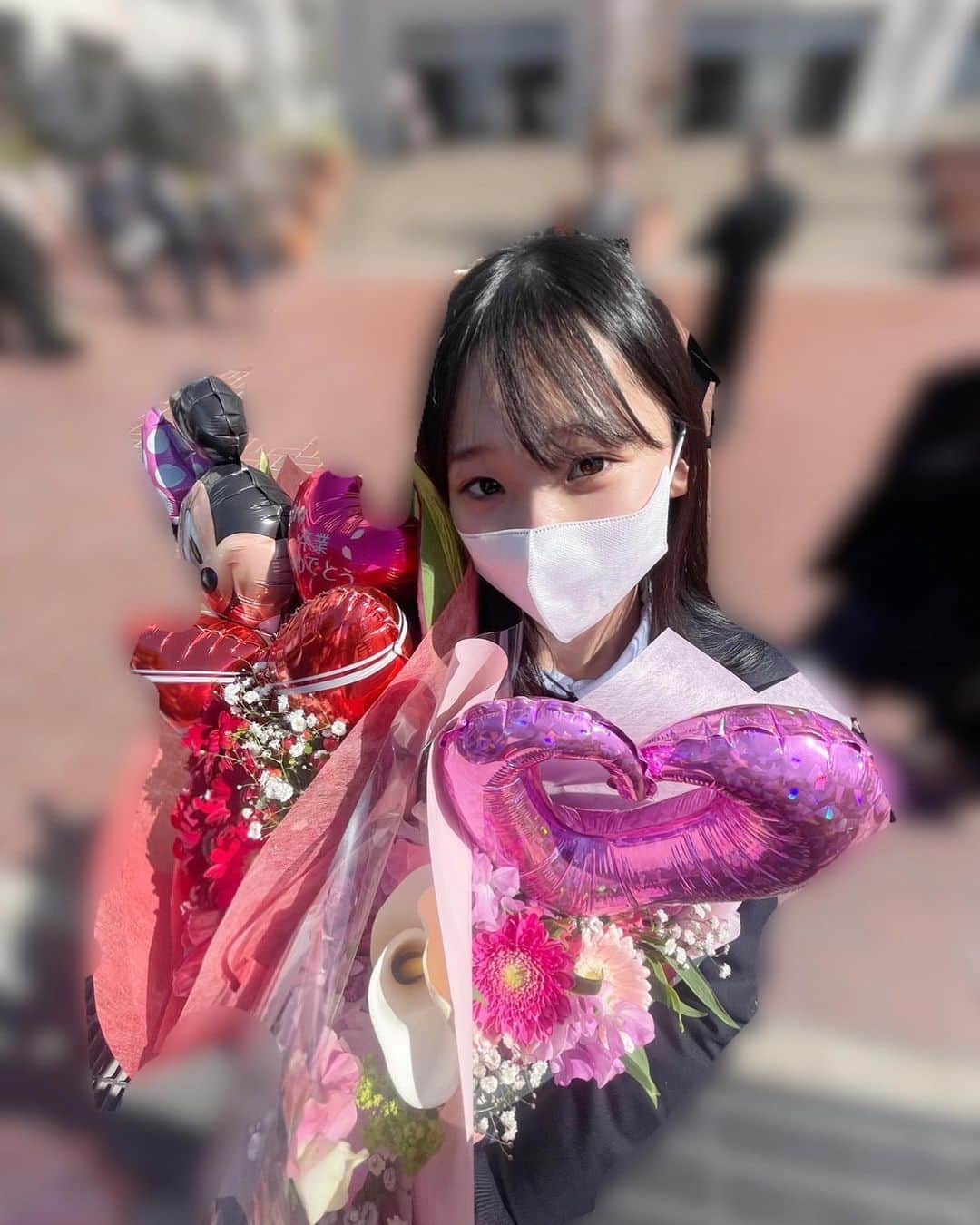 大段結愛のインスタグラム：「高校卒業しましたー💞💞 ⁡ 最高の友達と先生達に出会えました☺️ 出会ってくれた全ての人に感謝。 そして家族にも沢山感謝。 ⁡ まじみんな大好き！！！！ 色んな意味で忘れられない3年間になりました💕 ⁡ 4月からまた新しい道ですが頑張ります🌸 ⁡ 沢山お花貰えて幸せ☺️♡  ⁡ #04년생 #jkぶらんど終了 #fyp #卒業式 #graduation」