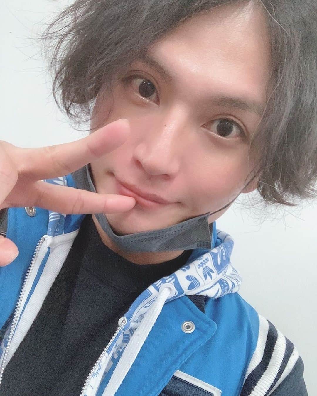 友常勇気のインスタグラム：「I'm done for today🤗 I'm dying for a beer🙄🍺lol #友常勇気 #本日も #無事 #終了 #もうビール飲みたい  #明日もやるぞー #解禁 #お楽しみに p.s 今日現場向かってたら、 「どこの選手？アメフト？ラグビー？練習頑張ってね👍」 と突然おじ様にエールを送られ、ちょっと急いでいたので、 「いや、、あ、あのーはい❕任せて下さい👍」 て言っちゃった😓おじ様ごめんね😭 #アメフト #ラグビー #選手 #選手に間違われた #笑笑」