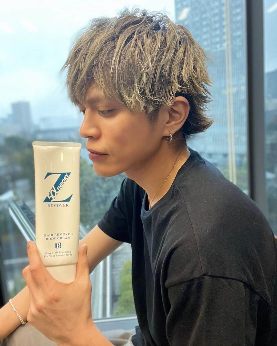 山本裕典さんのインスタグラム写真 - (山本裕典Instagram)「長年イメージモデルをしている Zリムーバーの撮影オフショットを少し公開^_^ どれがモデルっぽく撮れてる？笑  こういう広告撮影があると 日々のケアは大事だなって改めて思うよね。  特に急にケアしなきゃいけない時とか 家で簡単にできるのは本当にありがたくて イメモとか関係なくリアルに使ってます笑  もうすぐ春だし新学期、新年度で 心機一転イメチェンする人もきっと多いよね  今年中にチャレンジしたいこと教えてー！ あと、Zリムーバー使ってくれたら感想教えて🤲  #どれがイメージモデルの写真っぽい笑 #最後の写真がお気に入り #Zリムーバー　#除毛クリーム　#ムダ毛　#除毛　#スキンケア　 #肌ケア　#ツルスベ肌　#新生活」3月1日 22時10分 - yusuke_yamamoto0119