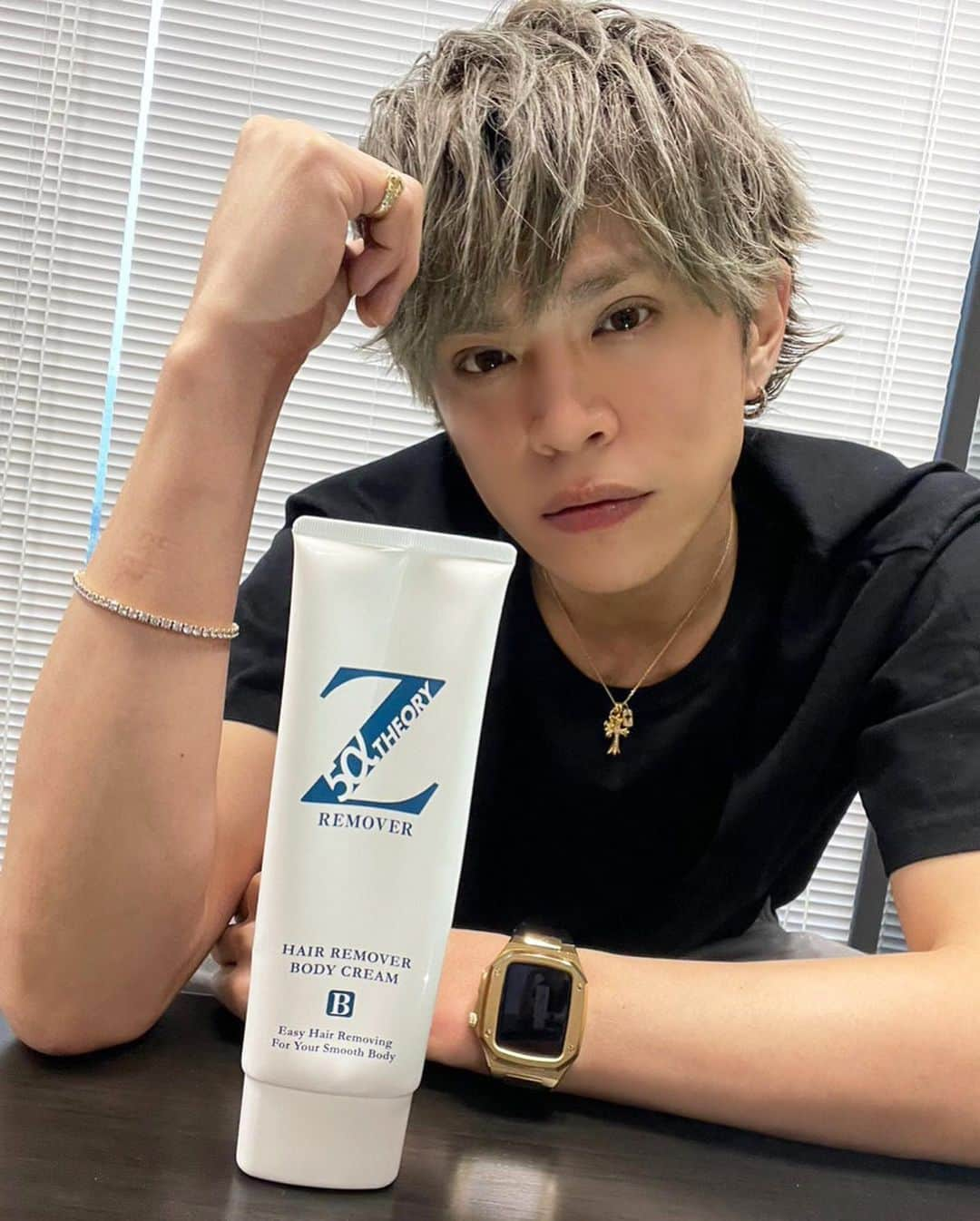 山本裕典さんのインスタグラム写真 - (山本裕典Instagram)「長年イメージモデルをしている Zリムーバーの撮影オフショットを少し公開^_^ どれがモデルっぽく撮れてる？笑  こういう広告撮影があると 日々のケアは大事だなって改めて思うよね。  特に急にケアしなきゃいけない時とか 家で簡単にできるのは本当にありがたくて イメモとか関係なくリアルに使ってます笑  もうすぐ春だし新学期、新年度で 心機一転イメチェンする人もきっと多いよね  今年中にチャレンジしたいこと教えてー！ あと、Zリムーバー使ってくれたら感想教えて🤲  #どれがイメージモデルの写真っぽい笑 #最後の写真がお気に入り #Zリムーバー　#除毛クリーム　#ムダ毛　#除毛　#スキンケア　 #肌ケア　#ツルスベ肌　#新生活」3月1日 22時10分 - yusuke_yamamoto0119