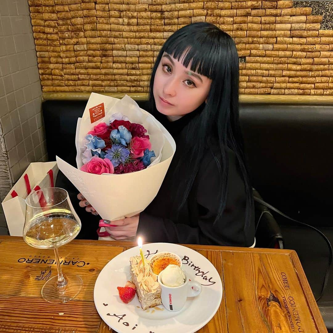 aoiのインスタグラム：「今年もたくさん祝っていただき感謝です🥲💙 ラスト20代駆け抜けます🔥」