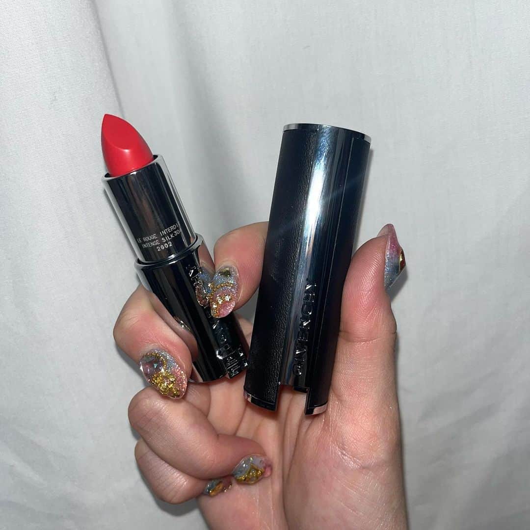 宮坂杏のインスタグラム：「メイク品いくつあっても嬉しい🥰 . . . #givenchy #lip #makeup」