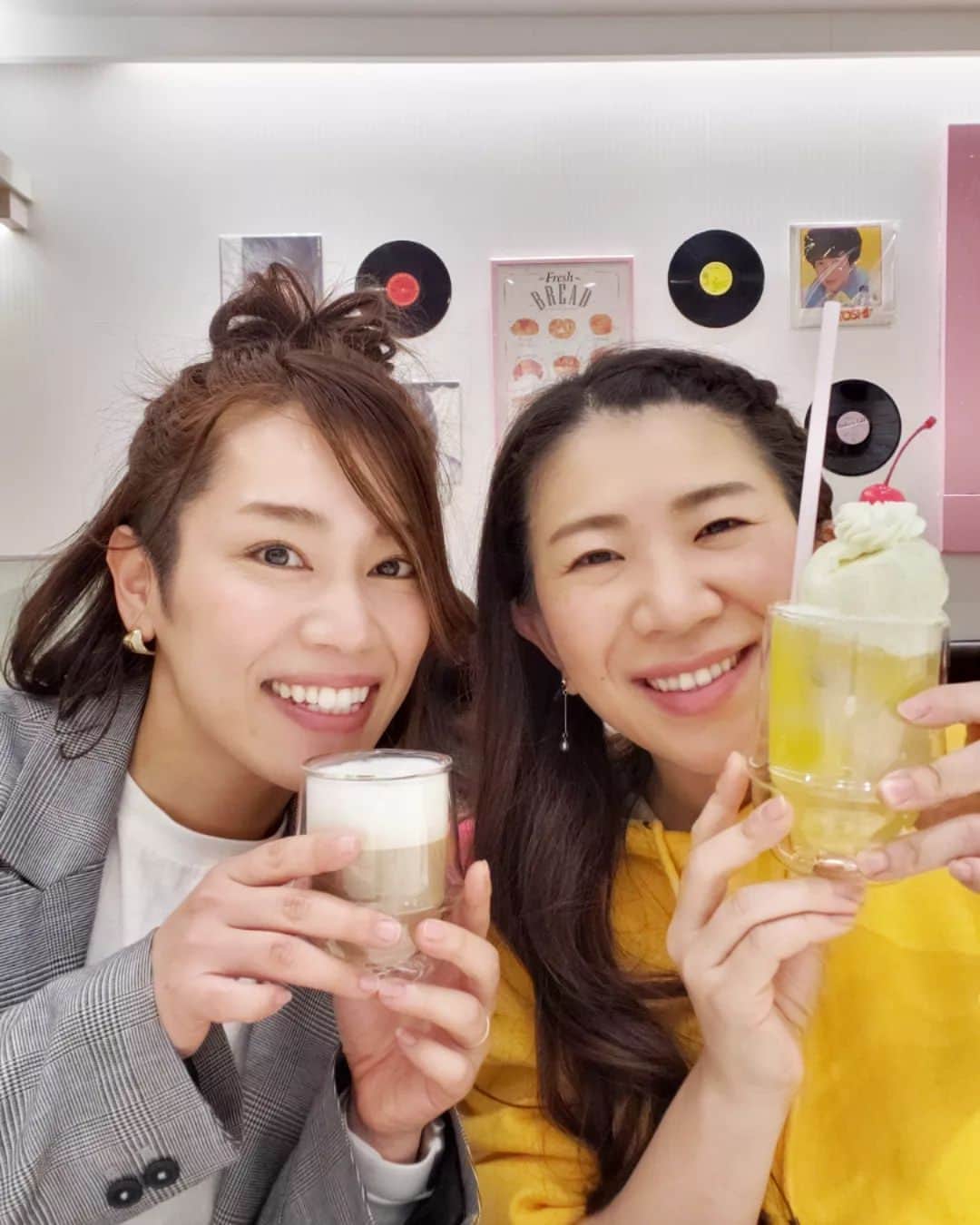 服部ひで子のインスタグラム：「こないだ、久しぶりに同期の家門鈴乃ちゃんに会いました～(*^-^*)✨  セカンドシアターの合間だったので20分だけ……😂👍✨  でも、20分が２時間に感じるくらいギュッとしゃべった気がします。笑  鈴乃ちゃんが19歳の時から… かれこれ15年くらいのお付き合いになるので、  鈴乃ちゃんが退団して 物理的な距離は空いていても、  心の距離は 変わらないんだな～と、改めて感じた瞬間でした✨  後日、ゆっくり会う約束したので またご報告しますね～(*^-^*)✨  しかしながら、写真ではわかりにくいけど、サイドの髪の毛刈り上げてて相変わらずファンキーでした、、、😂😂😂！笑 (鈴乃ちゃんのインスタから見れます→ @suzuno.kamon )  昔の私たちを添えて📷💡」