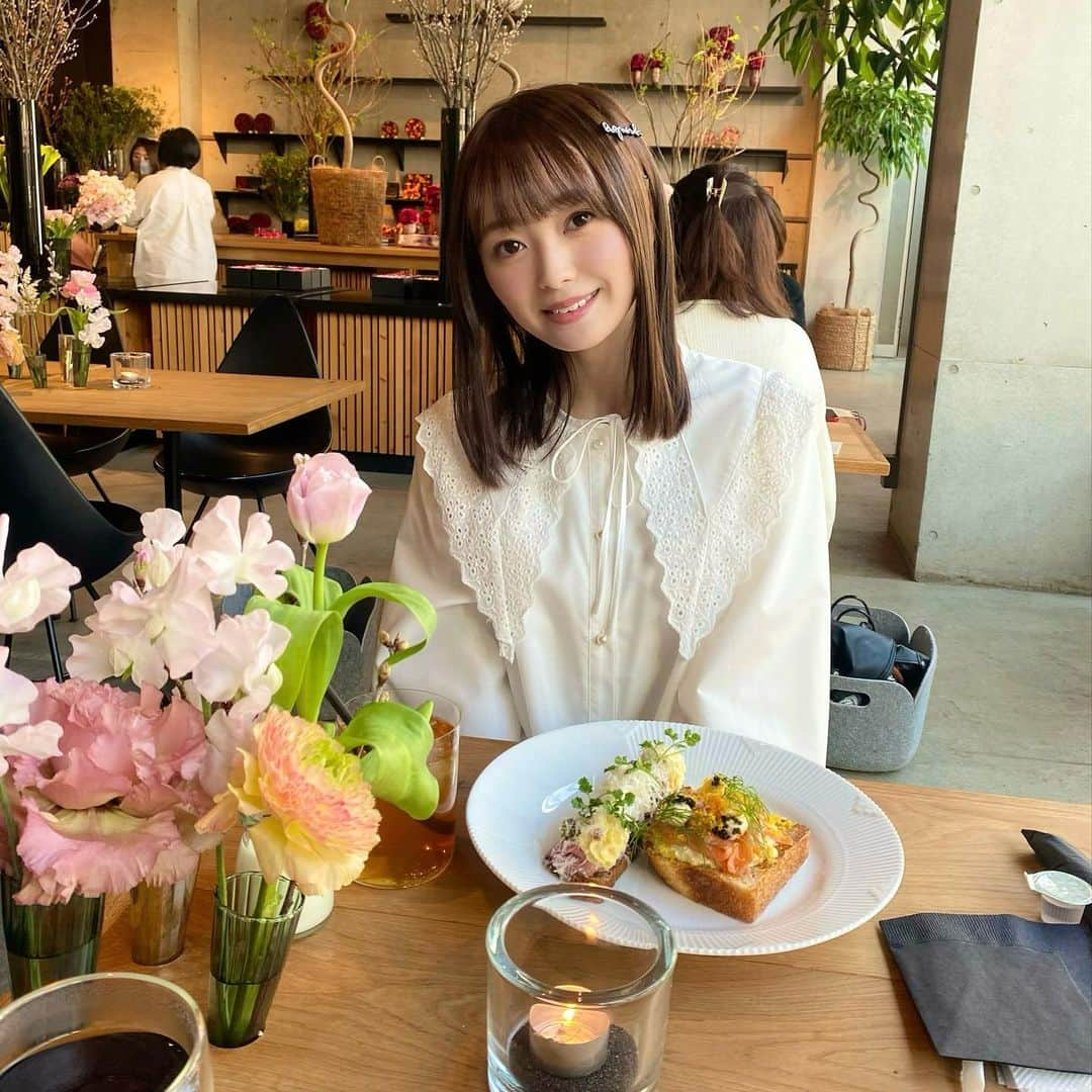 樋渡結依さんのインスタグラム写真 - (樋渡結依Instagram)「お茶してきたよ🫖  #表参道カフェ  #表参道ランチ  #都内カフェ  #都内ランチ  #お花カフェ  #お花屋さん  #ワンピース は #willselection  #白ワンピ   ＊みなさんは何の花が好きかな？💐」3月1日 22時21分 - yui_hiwatashi0430