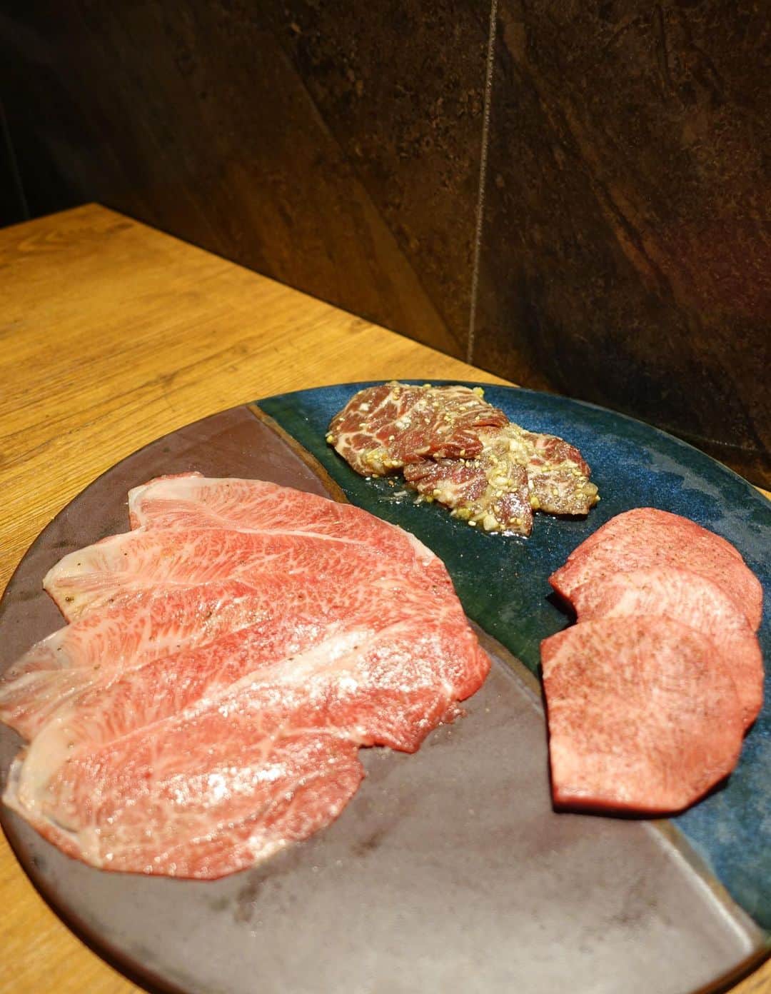 junko onagi ／小梛準子さんのインスタグラム写真 - (junko onagi ／小梛準子Instagram)「🤤🥩❤️‍🔥 お待たせしましたお肉です。 …な写真になってしまった笑  先日会いたかった友達と たまのご褒美の美味しいもの、、、 数ヶ月に1回こうゆう日があると 頑張れる🥹✨  うしみつ恵比寿本店6周年記念特別コースをいただきました🤤 最初の1品目で出てきた「口福の極み缶詰のユッケ」は雲丹いくら海老キャビア、、更にその下に生肉🤣 この時点でコスパ！？？？となり これが本当の「玉手箱や〜」なんてみんなで大はしゃぎ🤣🤣🤣w  生理前で食欲爆発してたオナギですが この後もお肉まだ出てくるの🥰？ な量で大満足💗💗💗  みんなで食べる食事は美味しい🥹✨ 大切な人と来たい場所です！ だって絶対喜ぶ🌈  #うしみつ恵比寿本店  #恵比寿焼肉 #恵比寿デート #恵比寿ディナー #恵比寿グルメ #焼肉 #高級焼肉 #うしみつ #ushimtsu #ushimitsuebisu」3月1日 22時23分 - jnco0417