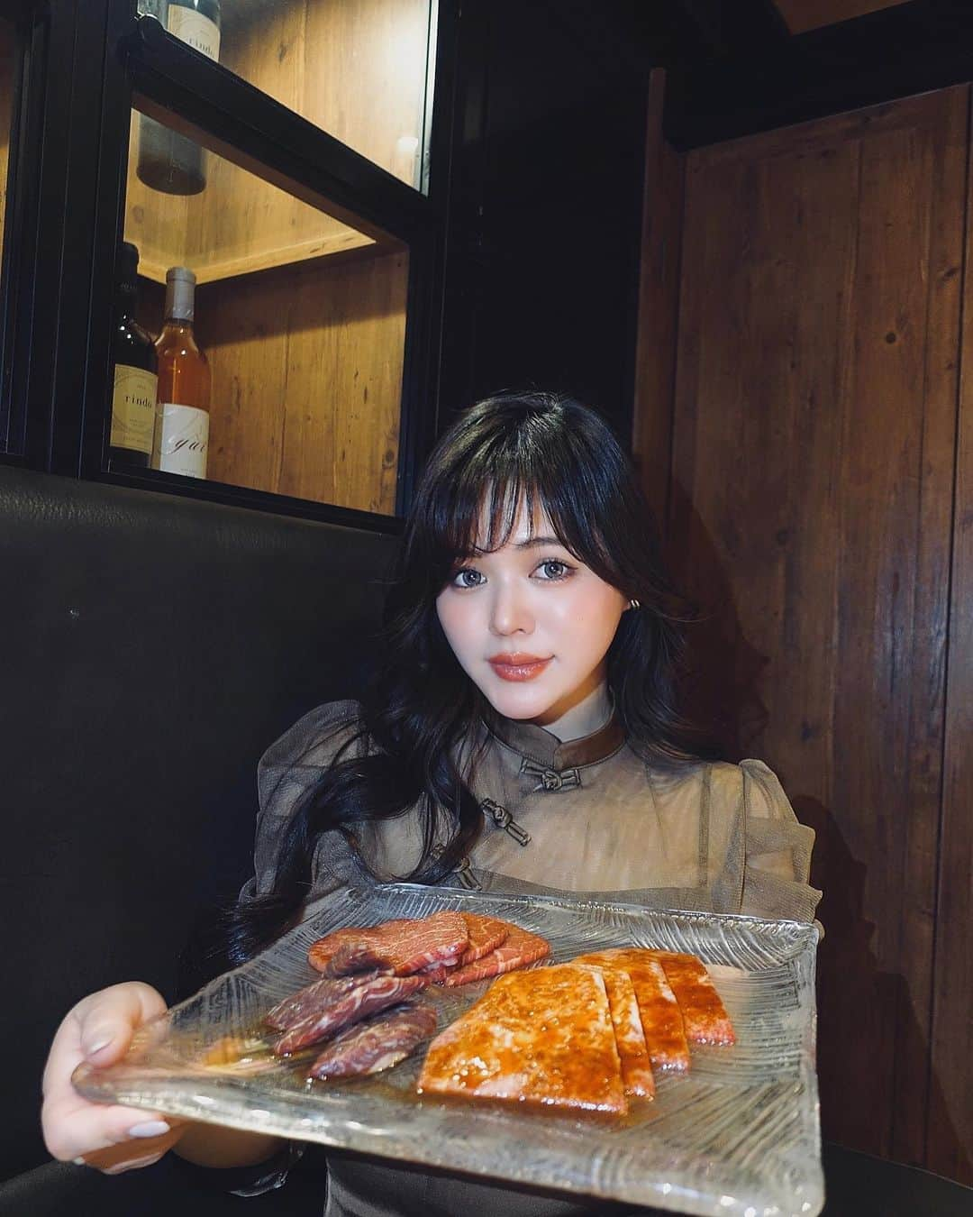 junko onagi ／小梛準子のインスタグラム：「🤤🥩❤️‍🔥 お待たせしましたお肉です。 …な写真になってしまった笑  先日会いたかった友達と たまのご褒美の美味しいもの、、、 数ヶ月に1回こうゆう日があると 頑張れる🥹✨  うしみつ恵比寿本店6周年記念特別コースをいただきました🤤 最初の1品目で出てきた「口福の極み缶詰のユッケ」は雲丹いくら海老キャビア、、更にその下に生肉🤣 この時点でコスパ！？？？となり これが本当の「玉手箱や〜」なんてみんなで大はしゃぎ🤣🤣🤣w  生理前で食欲爆発してたオナギですが この後もお肉まだ出てくるの🥰？ な量で大満足💗💗💗  みんなで食べる食事は美味しい🥹✨ 大切な人と来たい場所です！ だって絶対喜ぶ🌈  #うしみつ恵比寿本店  #恵比寿焼肉 #恵比寿デート #恵比寿ディナー #恵比寿グルメ #焼肉 #高級焼肉 #うしみつ #ushimtsu #ushimitsuebisu」