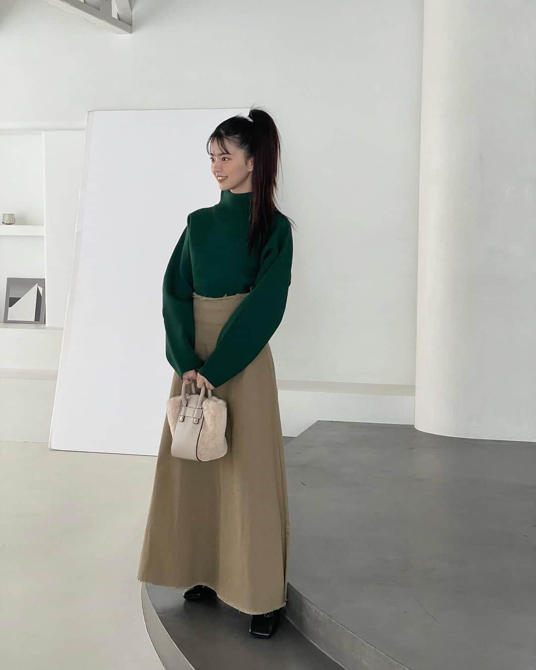 桜田彩叶のインスタグラム：「#runwaychannel さんの撮影のオフショットです 🤎🍃  他にも何着か着させて頂いたのでまたupさせて頂きます！ この時がはじめてのモデルさんのお仕事だったのですが、本当にとても楽しかったですし、今でも写真よく見返します（笑） ありがとうございました ♡   #nowmemagazine  #runwaychannel  #ootd #green  #イエベ春  #イエベ秋  #イエベコーデ  #emoda #ノーマルカメラ  #fashion」