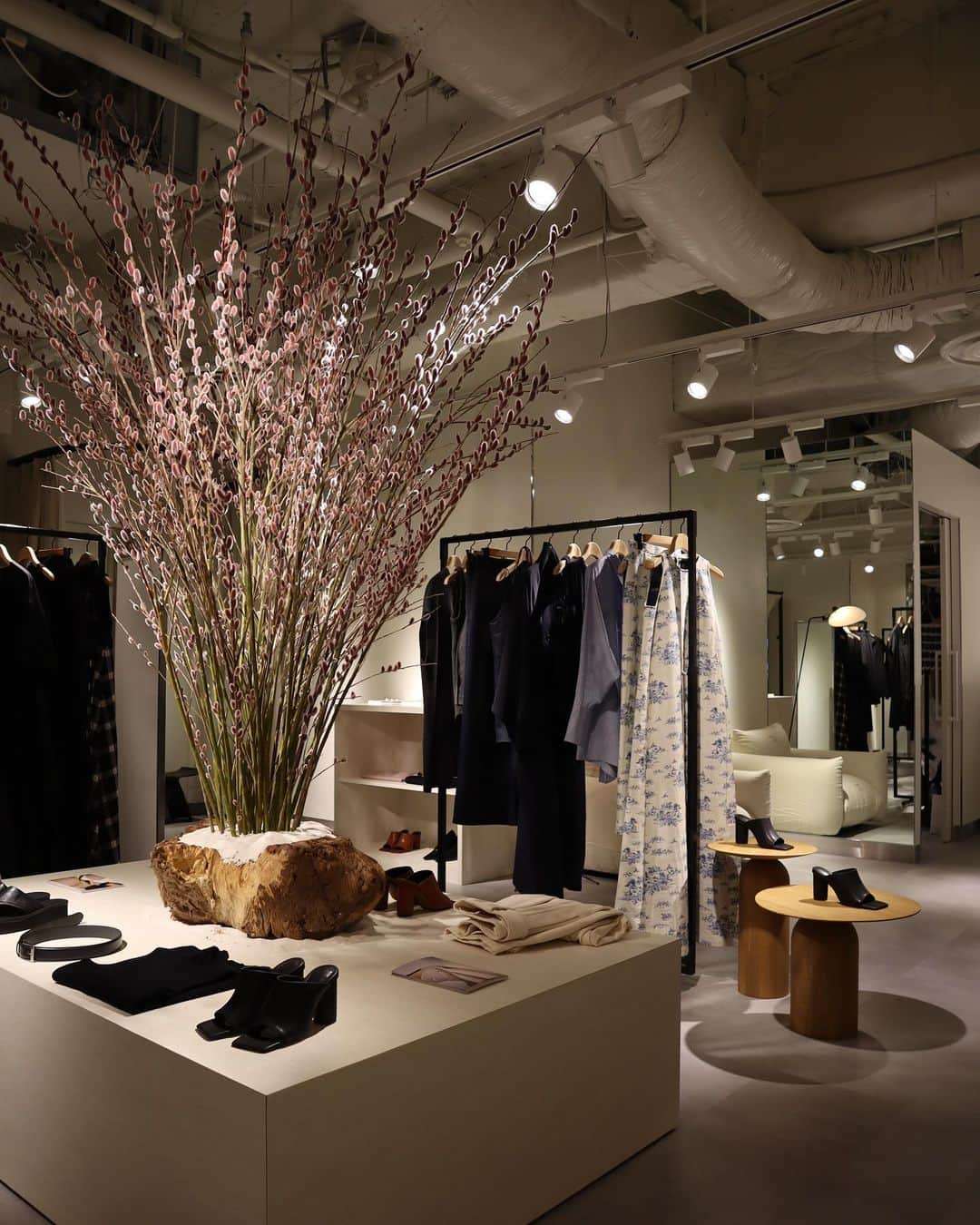 佐藤涼実のインスタグラム：「work SHINJUKU LUMINE1 POPUPSTOREへ お越しいただいた皆様ありがとうございました   素敵な立地と初めての区画という事もあり 様々な想いが交差して押しつぶされそうになりましたが 無事最終日を迎えることができました   関わってくださった全ての方に感謝します^^   そしていつもお洋服を楽しみにしてくださる皆様 初めてlourenを手に取ってくださった方々 今後ともどうぞよろしくお願いします   店頭に立ってお客様の反応を直接見るのは 本当に感動的で、私にとって幸せな事で   今まで以上に創作意欲が湧いてくる 素晴らしい機会なんだなと改めて思いました   とても刺激的な8日間でした やって良かった   また素敵な服をつくろう   ❤️ @louren__official」