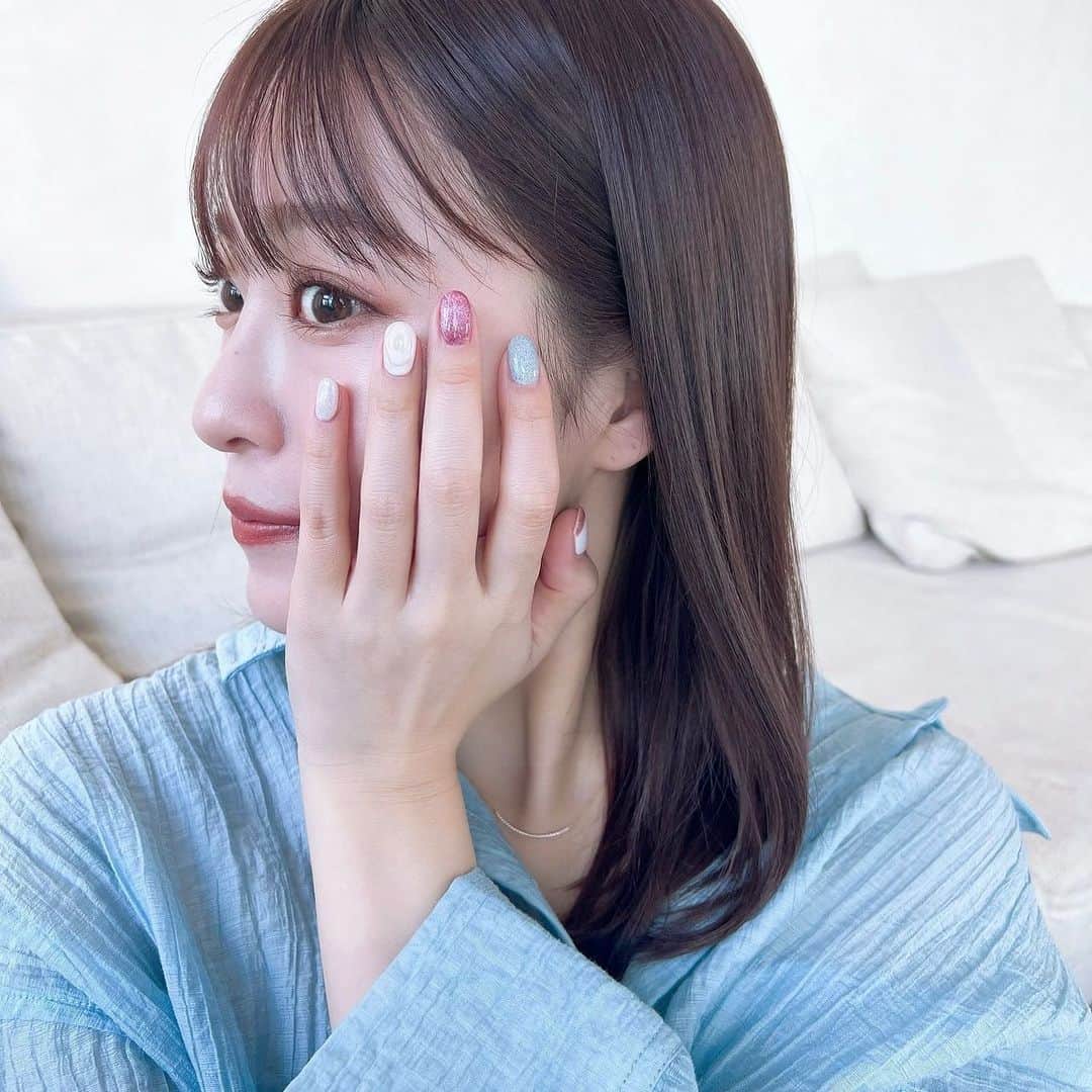 愛内みさのインスタグラム：「春色つめこんだれなちゃんnail🍀  @rena_yoshitsugu   親指のおはじきがお気に入り🫶  @vannie__u の春服もかわいすぎて POPUPたのしみ🙊💕  #吉次玲奈 ちゃん #ピンクネイル #春ネイル」