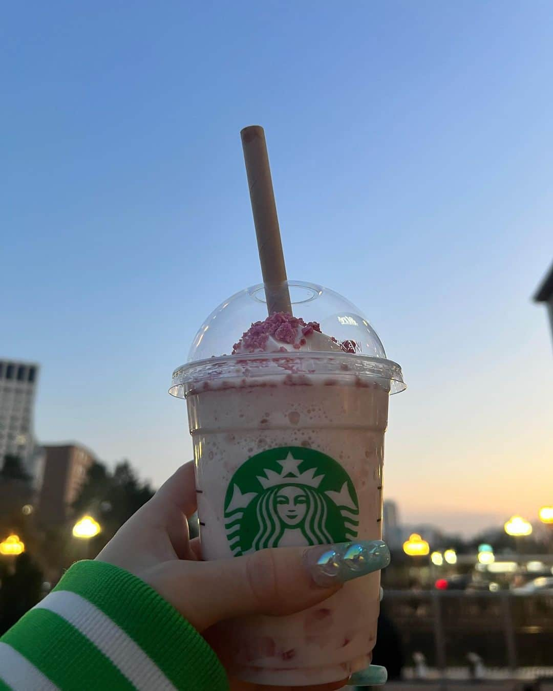 月城まゆさんのインスタグラム写真 - (月城まゆInstagram)「毎年たのしみにしてる念願の🌸💓  #starbucks #sakura #スタバ #さくら咲くサクフラペチーノ #ootd #japanesegirl #gal #streetphotography #streetstyle #streetwear」3月1日 22時44分 - xo_mayu_xo