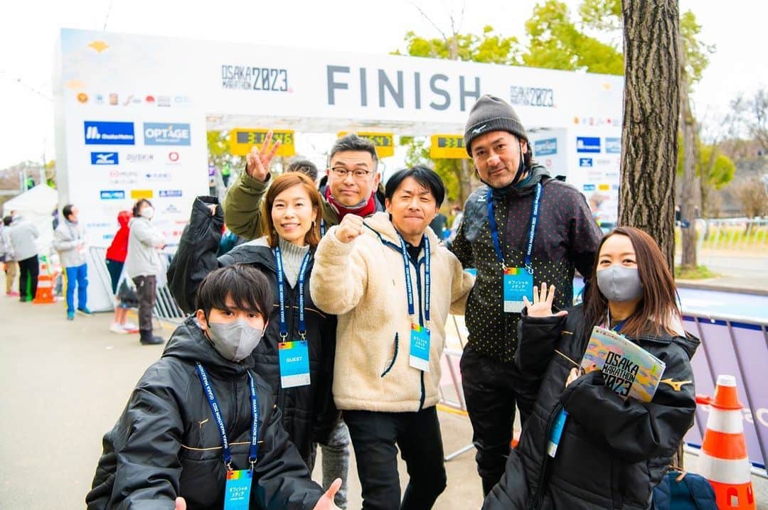 内田絢子さんのインスタグラム写真 - (内田絢子Instagram)「🏃‍♂️大阪マラソン2023🏃‍♀️  3年ぶりに市民ランナーも参加しての大阪マラソン！！今年はFINISH地点で、MCを担当させていただきました。  ランナーの皆さんが42.195キロを走ってきた表情が眩しくて、輝いていて、何度も込み上げてくるものがありました。仲間や友人、そして、弟がFINISHゲートへ走ってくる瞬間も応援できて、嬉しかったです！たくさんの感動をありがとうございました。  #大阪マラソン #大阪マラソン2023」3月1日 23時13分 - uccijun