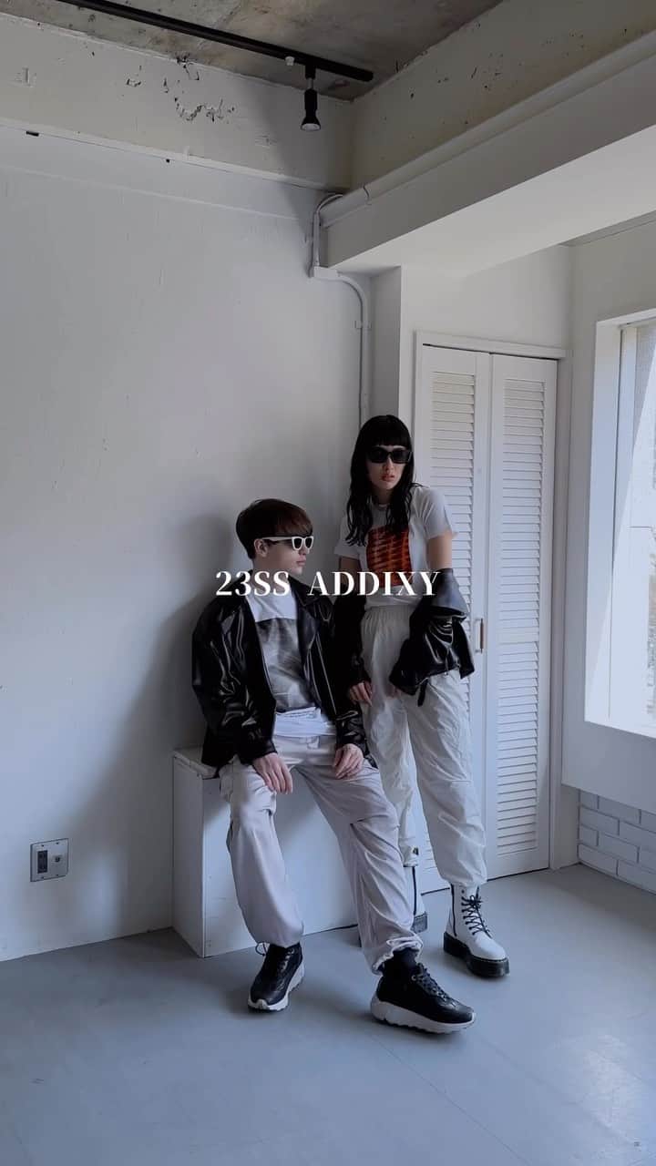 のインスタグラム：「@addixy_official 23SS LOOK少しだけ先にお披露目📷  AWが10月に終わり、11月に企画を練って12月から制作を進めていました。  これまではブラックメインだったADDIXY今季は少し違ったヴィジュアルに🕶  カーゴパンツやグロッシーな素材等今回Y2Kの要素を少し取り入れていますが、Y2Kって過去のものなのにどこか近未来的なイメージがあるんですね私の中で。  なんでもありな今の時代に、過去も未来も関係なく次元を超えるように今の自分自身の限界を超え、まるで想像してなかった自分にアップデートし続ける。  そんなイメージとメッセージを乗せて今回はお届けします。  今回もたくさんの方々のご協力で一つの作品が出来上がっています。 本当に皆さん感謝です🙇‍♀️✨  ここに名前を書ききれない人たちが服作りにも関わって頂いていて、それらを一つにまとめ、見える形で誰かに届け、何かを感じてもらうのが私の役目です。  23SSは3月中旬より公開です。  model @aliceninaritai @marvinmuffinjp  photographer @miukazuchan Hair and Make @i.no.u.e  Movie @wooody_cdts93 @tkwfunkypop @uma_mayo  Graphic design @takato_chikushi   #addixy #ブラックコーデ #モノトーンコーデ #モノトーン  #モード系 #モード系ファッション #オールブラック #オールブラックコーデ #ユニセックス #ユニセックスブランド #ロックファッション #大人カジュアル #モード系女子 #モノクロコーデ #ootd4nylonjp #fashionsnap #ファッションスナップ #23ss #春服 #カーゴパンツ #春コーデ」