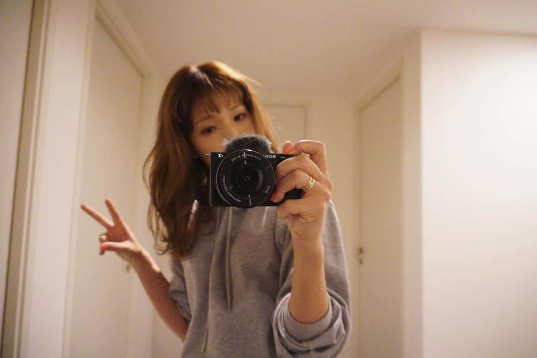 廣瀬規子のインスタグラム：「自分で希望して作った前髪なのに、、まだまだ前髪ありの自分に慣れていなくて、、、（しつこい😅🙇‍♀️）  お洋服試着しても、、、何か違う、メイク変えても、、 何かが違う、、、と、なっていて、、、 どうやったらしっくりくるのか諸々研究の後、、、  私の髪にはふんわりした感じが必要なのではないか、、⁉️という結論に達しまして、、、w  天才 @momoseyu_kakimotoarms にふんわり出来る様に切って頂きました✂︎💕 （巨匠 @harumiing にはリタッチして頂きました🤲💖）  天才百瀬さんとは彼此10年くらい？私のあーでもない、こーでもない、、に、お付き合い頂いておりまして、、、いつも良い塩梅に素敵にして頂いております🥹🤲🙇‍♀️💖  ファッションも髪型もメイクも、、、自分がしっくりくるまで諦めず追求し隊✊です🙈💕  #やっと自分の中でスッキリした感🥹✨」