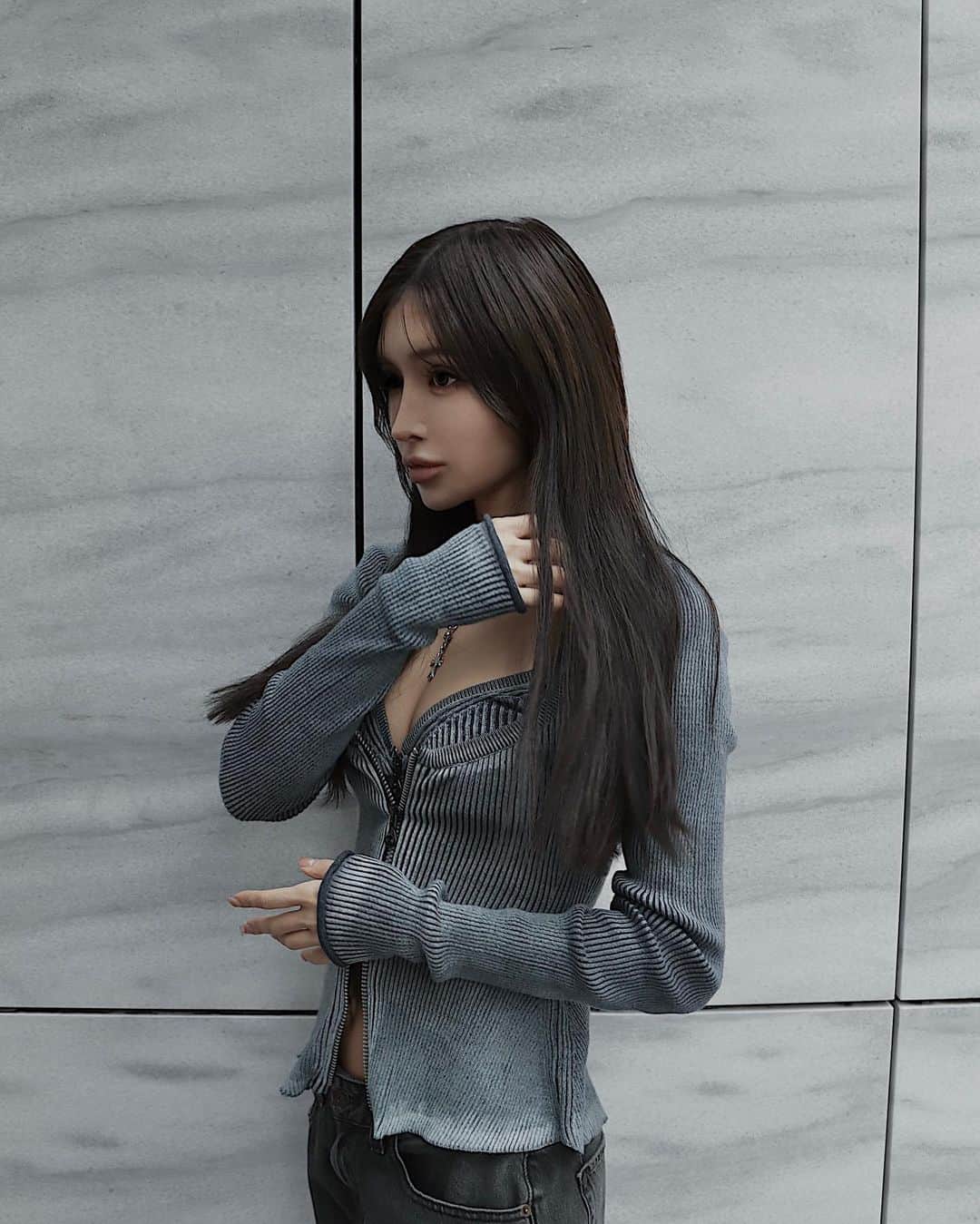 小原優花のインスタグラム：「最近ずっと髪暗めな気分💇🏻‍♀️ ダークブラウンに少しマットを混ぜてもらいました🙏🏻🖤  髪が格段にキレイになるので最近は毎月かかさず酸熱トリートメントしてます！🥰✨  シャンプーもウルトラファインバブルの炭酸配合で高い保湿力があるNOTTOをサロンで購入して愛用中です❣️🥺 髪がだいぶサラサラになってきました🙈✨ @haircarry  ・ ・ ・ CARRYさんのお得なクーポンはこちら🫶🏻 ↓ 【理想の髪質へ改善するパーソナル酸熱トリートメント❤️】 《しっかり髪を綺麗にしたい方にオススメ♡》 トリートメント+メンテナンスカット付きで通常23260円→✨9980円✨  CARRYの大人気メニュー【エクステ】クーポン🎁 ※カラーリングされる方限定の付け放題※  ◇編み込みエクステ 《こだわりの4つ編みでボコボコせず自然な仕上がり❣️》 70センチのスーパーロングエクステ 在庫無くなり次第終了・ハイトーンもOK 50本通常25000円→✨20000円✨ 付け足し1本450円  ◇世界最高級シールエクステ 《人毛100%世界中で愛用されているシールエクステ》 45センチ(胸下へそ上くらいの長さ) 50本通常27500円→✨22000円✨ 付け足し1本490円  ◇ 人毛+加工毛シールエクステ 《サラサラ毛質で持ちの目安は3〜4週間》 45センチ(胸下へそ上くらい) 50本通常16500円→✨14000円✨ 付け足し1本300円  【1番人気のケアブリーチ+ケアカラー+トリートメント】 《CARRYさんならハイトーンも綺麗に仕上がります！🥹》 メンテナンスカット付きで更にお得👏🏻 通常24180円→✨13200円✨  ____________________________________________  ↑上記のクーポンはカラーリングされた方に限ります ※ロング料金(1100円)無料 ※メンテナンスカットサービス  ※指名料＋1100円 ※代表小柳指名料＋2200円  クーポンは4/1まで有効です🙆‍♀️💓  @haircarry  📱03 3971 8220」