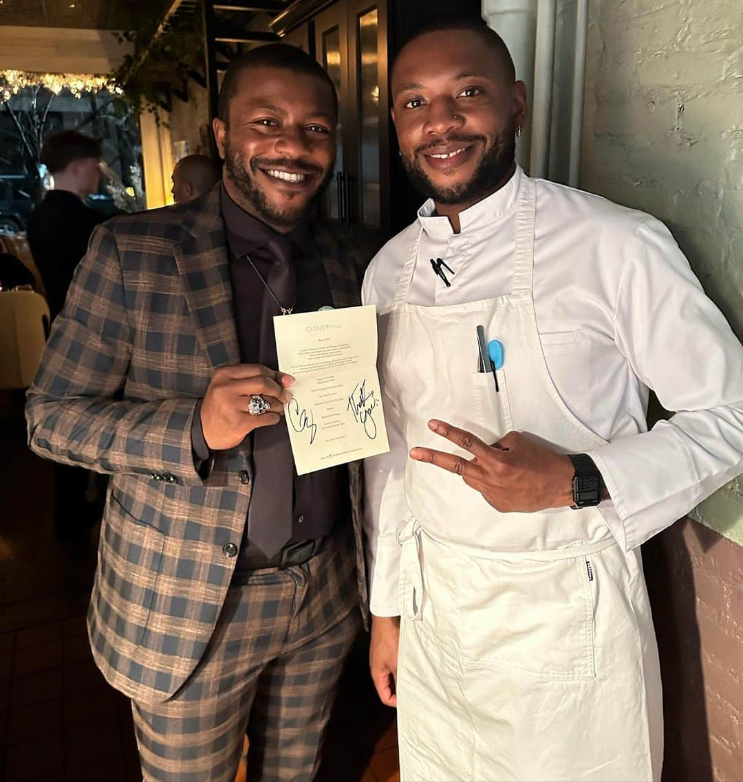 エドウィン・ホッジのインスタグラム：「My lady @skyepmarshall and I had to stop by @cloverhillbk to show some love to @chuckgood , the first black Michelin Star chef in Brooklyn. He took us on a truly engrossing culinary experience. Proud of you and your accomplishments brotha! Side note: I was so into the food  that I forgot to take pictures of the entire meal. His Wagyu damn near made me throw my fork! #Brooklyn #MichelinStar #foodies」