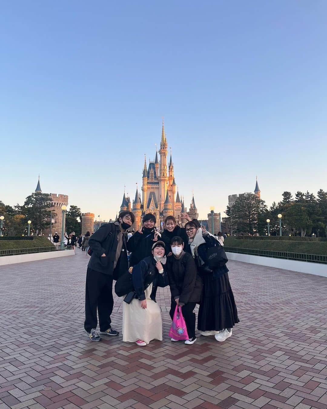 中村果生莉さんのインスタグラム写真 - (中村果生莉Instagram)「🐭🏰💕 . . 同窓会記録😊  皆との出会いはもちろんディズニーランド🐭  人生初のバイトがディズニーランドという  夢だか現実だか分からなくなるような環境に何となく飛び込んでみた18歳！  特にディズニーが大好きだったという訳でもなかったからDisneyの事なんて全く分からないし、知り合いもいないし、1人でビクビクオドオドしていたら、同期がほぼ全員同い年だったことに救われ、一気に仲良くなって、早19年が経ちました🤣笑  ディズニーランドにはいるのに、キャストではなくゲストとして、19年経っても当時と同じ場所で同じノリで同じようにふざけてるっていうのがなんか変な感じがして、感慨深くて。  普段なんて一切思い出せもしないのに、皆と一緒にディズニーいたらちゃんと用語もペラペラ出てくるし！笑  なんだこれ😂😂  しかも当時、  私の前を歩いてる仲良い同期の靴の裏を蹴りながら歩くっていう、今思えば一体何が面白いのか分からない謎の遊びを、ちゃんと当たったとか外れたとか言いながら1人でやりながらずっとケラケラ笑ってたよ！  とか言われたんだけど、全っっっく覚えてない😅😅😅  (バックステージでしかやってないと信じたい💦)  あの頃、ふざけてばっかりいたから、悪魔と言われはじめて、いつの間にかあだ名が「デビル」になって未だにデビルと呼ばれております...🥲笑  そんなデビルと19年経ってもこうして仲良くしてくれてるなんて、みんなエンジェルすぎるね😈笑  でも不思議なもので皆に会うと一瞬で当時と同じノリに戻ってく自分もいるのよね🤣笑  私たちが入った年はディズニーランドが20周年でした✨  なのに、来年はなんとディズニーランド40周年だって...😂  どゆこと？！ 時が経つのが早すぎて怖い。。笑  でもここから20年経っても何も変わらないだろうし、何十年経っても変わらない関係性って少ないしホント貴重だよね。  だから記録に残します！笑  新体操引退直後で、食べたいものは片っ端から全て食べ尽くして、絶賛プクプク中のキャスト時代のデビル写真も残してみる🐖💨  来年の春が私たちのホントの20周年祝いだね㊗️🌸  また集まりましょー🤗  あ〜、最高の時間だった.•♬  楽しすぎて、ここには残せないようなムービー見て、ずーっと笑ってる😂 . . . #ディズニーランド #ディズニーキャスト #disney  #disneyland  #キャスト #cast  #春キャスト  #同期 #同窓会 #20周年」3月1日 23時21分 - kaori.nakamura_0226