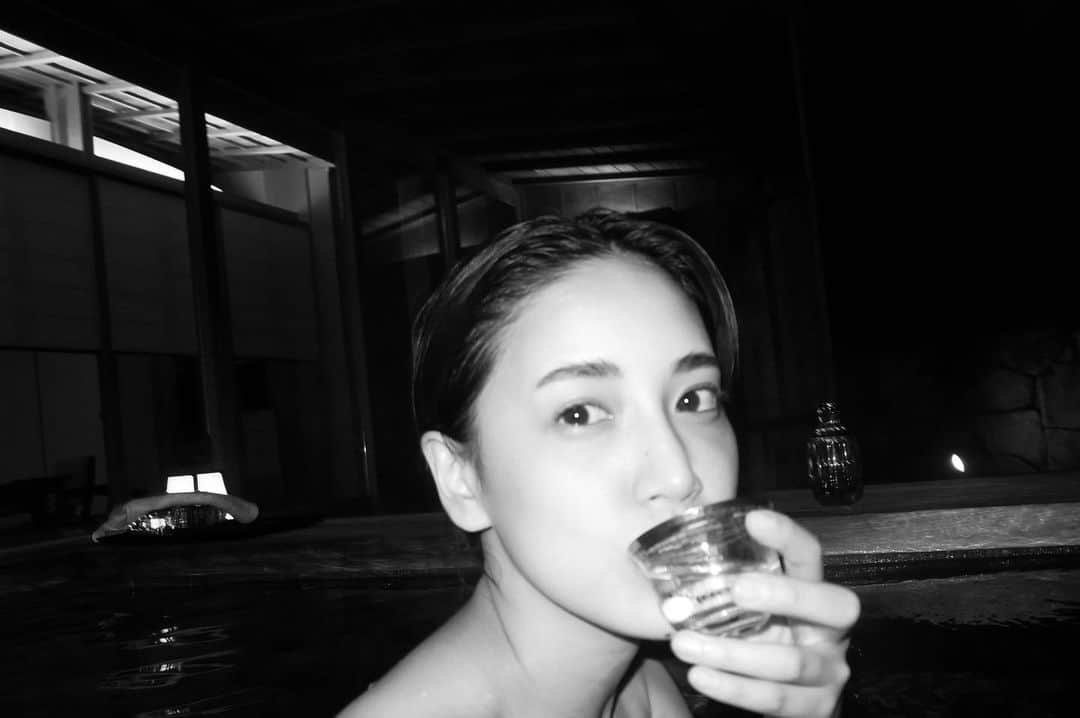 のインスタグラム：「露天風呂で日本酒をクイッと。 寒い寒いと言いながら入って、出る時にはポッカポカ…🍶 幸せのかたち。❤️」