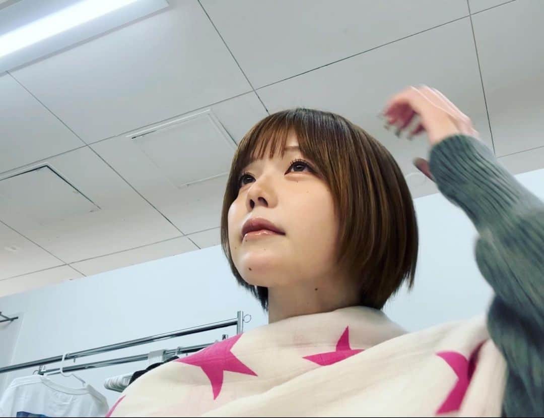のインスタグラム：「ヘアメイクさんの肌が透明感ありすぎて聞いたらこのコンシーラーパレットだけ使ってるって😱！！！  まさかの高校も同じ高知市内とか 共通点が奇跡すぎた😂💜💜」