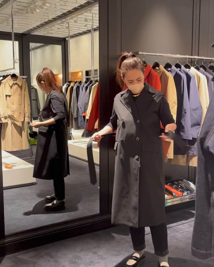 田中幸恵のインスタグラム：「___ . 大好きなMACKINTOSHが 今日3/1 名古屋にオープンとのことで 行ってきました☺️  MACKINTOSHはゴム引きのアウターを持っていて、 スタンダードの名品😌  春アウターを探したいと思い、 お店に行ったら、 えりなちゃんと恭子ちゃんにバッタリ🤭  みんな試着に一生懸命だった☺️  なかなかこれだけの品揃えを一度に試せる店舗がほかにはないので、名古屋出張の時には立ち寄ること決定🫰  特に気になった3アイテム ❶ロロピアーナの生地を使用したジレ シルエットが最高で軽い！ ❷ベージュのフード付きブルゾン ベージュにゴールドの金具がつぼ🥹✨ ❸メンズのコート ベージュ×イエローの配色がたまらない🥹 わたしみたいに背が高い人はメンズも良いよとお店の方にアドバイスをもらいました  たくさん試着をして ジレとブルゾンで迷い中🥹 再来週また名古屋に行くから それまでには決めて お迎えしたい🤍  （やっぱり傘も可愛くて🥹折り畳みは赤チェックにしたから、長傘のギンガムにした🖤）  #MACKINTOSH #マッキントッシュ #マッキントッシュ名古屋店」