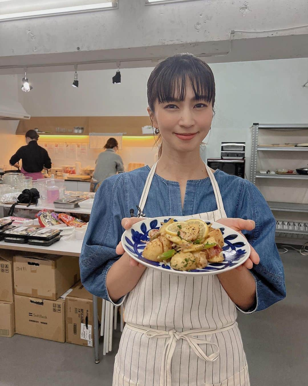 安田美沙子さんのインスタグラム写真 - (安田美沙子Instagram)「今日から 「cookpad storeLive」というサービスにて、わたしの「褒めらレシピ」という番組配信がスタートしました🤍  storeLiveは、全国の大型スーパーに大型ディスプレイにて流れているムービーです✨  見かけたらぜひ、何作ってるのかな？ 旬の食材何かな？と立ち止まって頂けると幸せです🤍  どれも簡単で美味しいものばかり！！  ぜひご覧ください🤍🤍🤍  #cookpad  #storelive #cooking  #spring #food #食育 #menu #旬のもの」3月1日 14時59分 - yasuda_misako