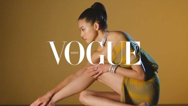 森星のインスタグラム：「Mesmerized in the world of the Serpenti. @bulgari @voguejapan」