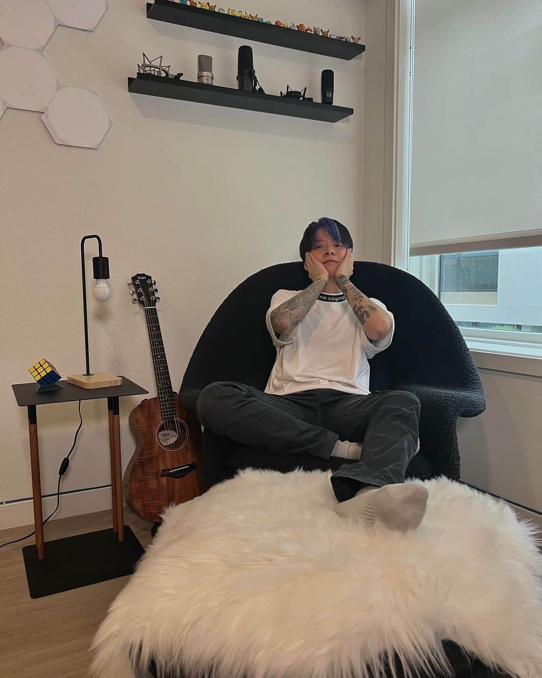 アンバー のインスタグラム：「Rainy week means this is where I’ll be forever 🥶… Thank you @roveconcepts  for my dream cozy nook. How are you all staying warm this week?」