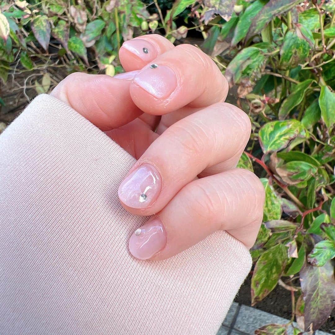 齊藤美沙貴のインスタグラム：「ピンクのパールに、 ランダムにストーン💍🫧  #newnail #nailart #シンプルネイル #オフィスネイル#ちび爪 #ちび爪ネイル#深爪 #深爪矯正#爪育」