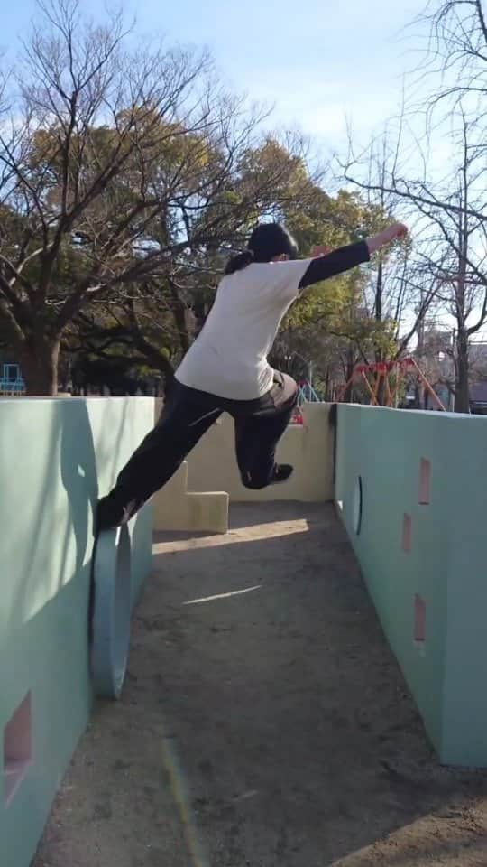 泉ひかり（パルクール）のインスタグラム：「ある日の練習動画🏃 早くあったかくならないかな😌  普段の練習も『バテない、バッテリー。』搭載のXperiaで🤳♡.ᐟ‪‪‪  Xperia 5 IVのSIMフリー機が2月1日から発売されたみたいだけど、よく海外行く自分にとってはとても魅力的で気になってる✧︎*。  #Xperia #Xperiaアンバサダー #Xperia5IV #VideographyPro #PR」