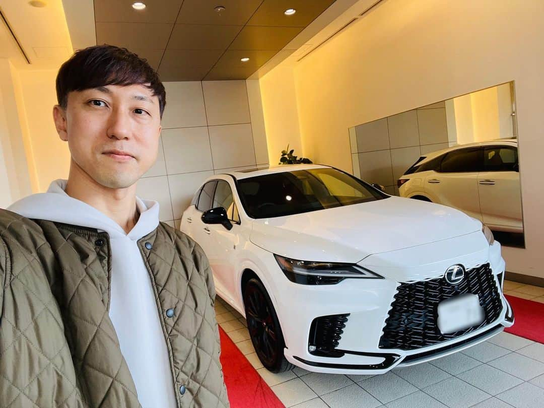 石浦宏明のインスタグラム：「楽しみにしていた新型レクサスRX500h Fスポーツパフォーマンスが本日納車されました！😊　納車からそのまま早速鈴鹿までロングドライブを楽しみたいと思います！デュアルブーストハイブリッドでシステム出力371PS😍  #KINTO #キント #クルマのサブスク #PR #lexus #toyotagazooracing #愛車」